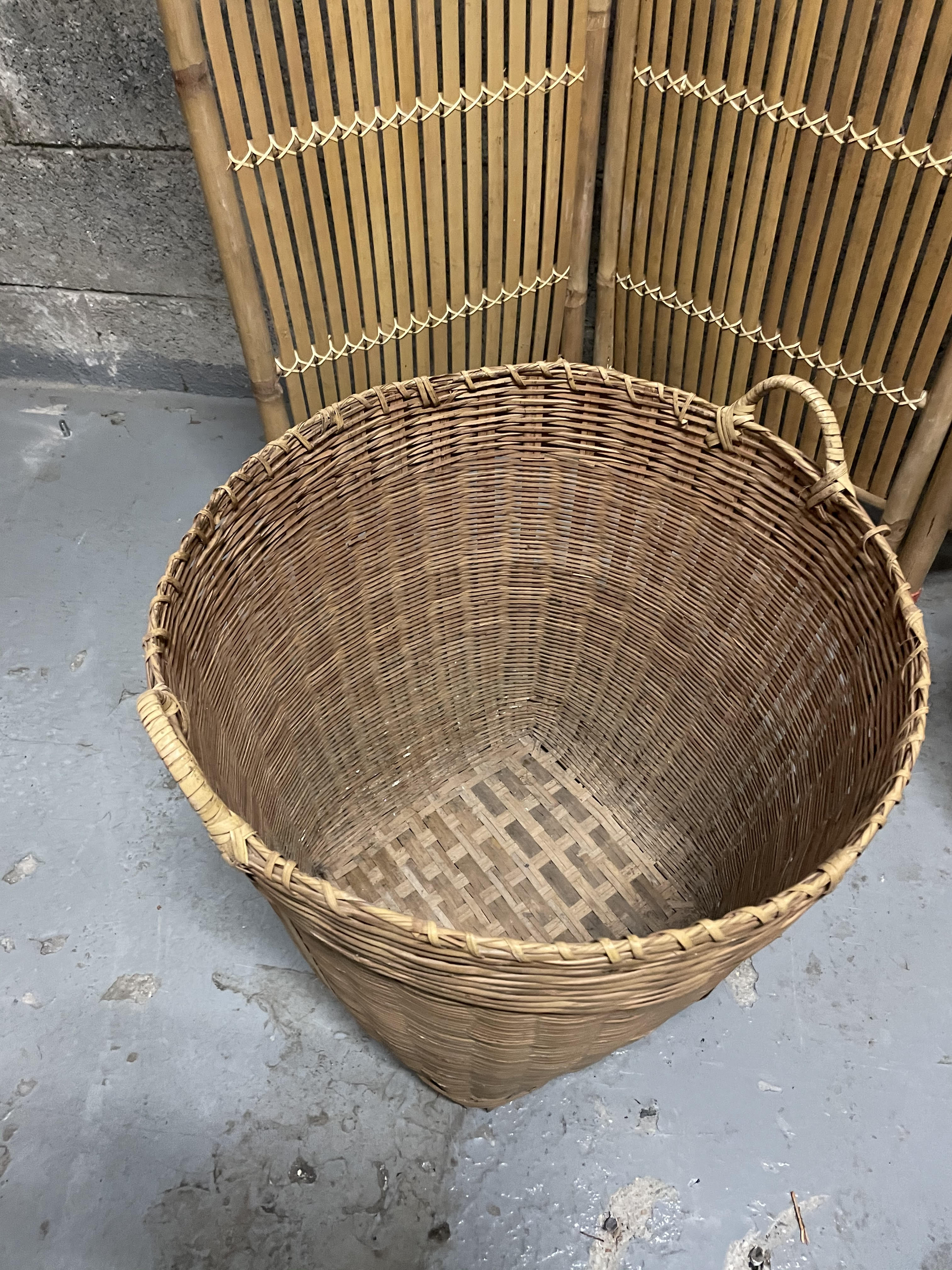 Vintage wicker panière