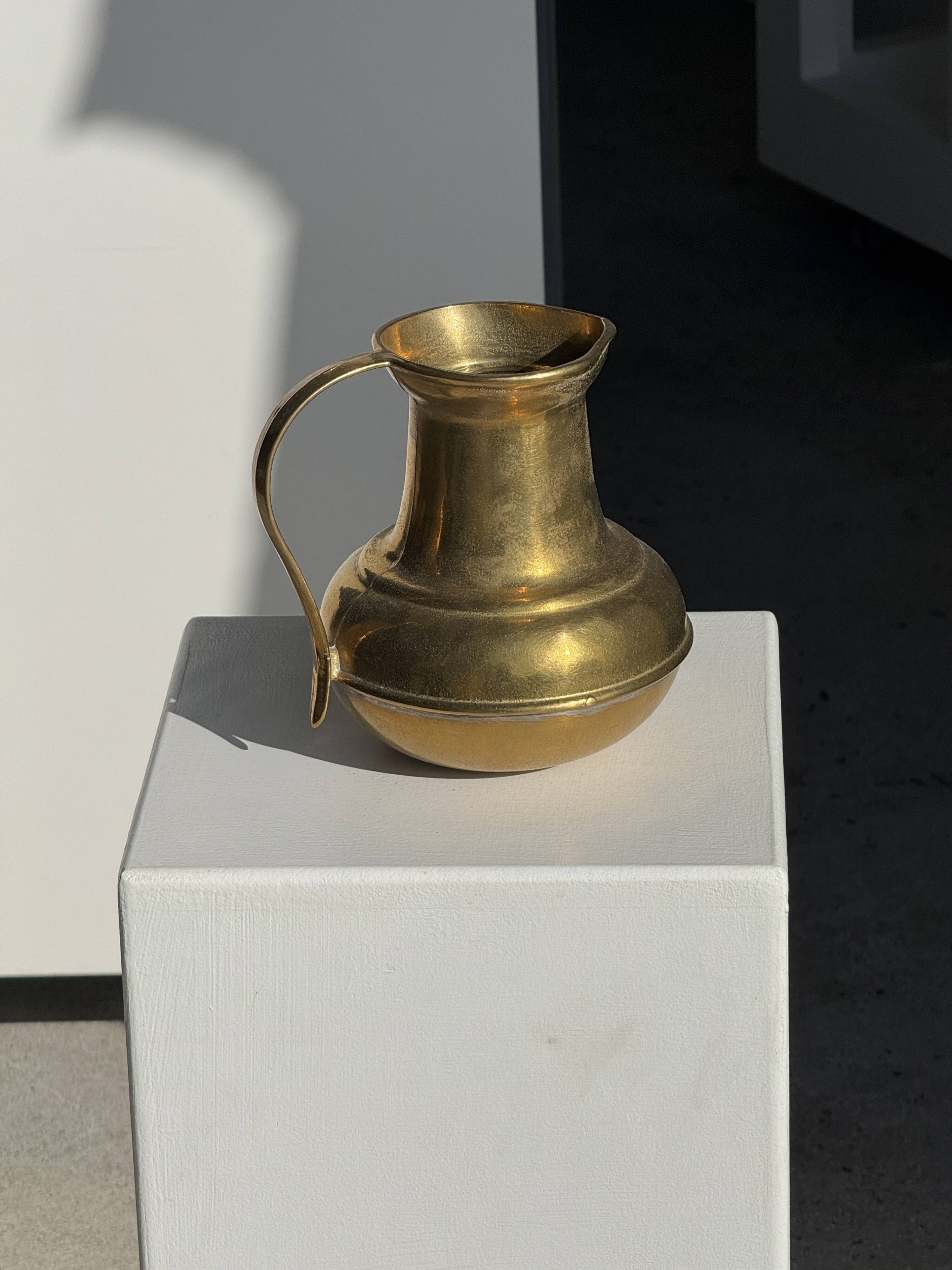 Carafe or metal jug with a rounded body H18