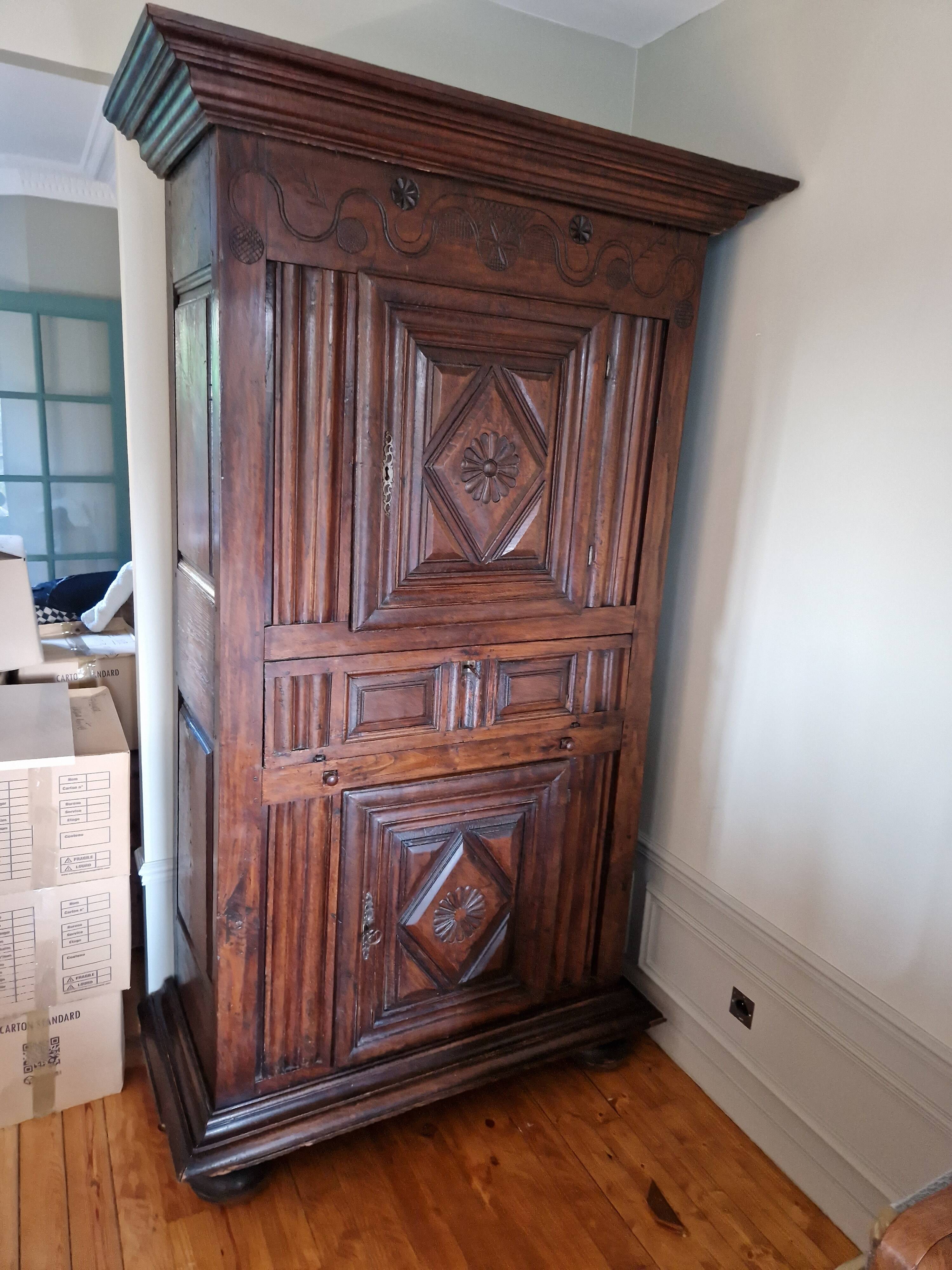 Vendée cabinet, standing man, 17th century