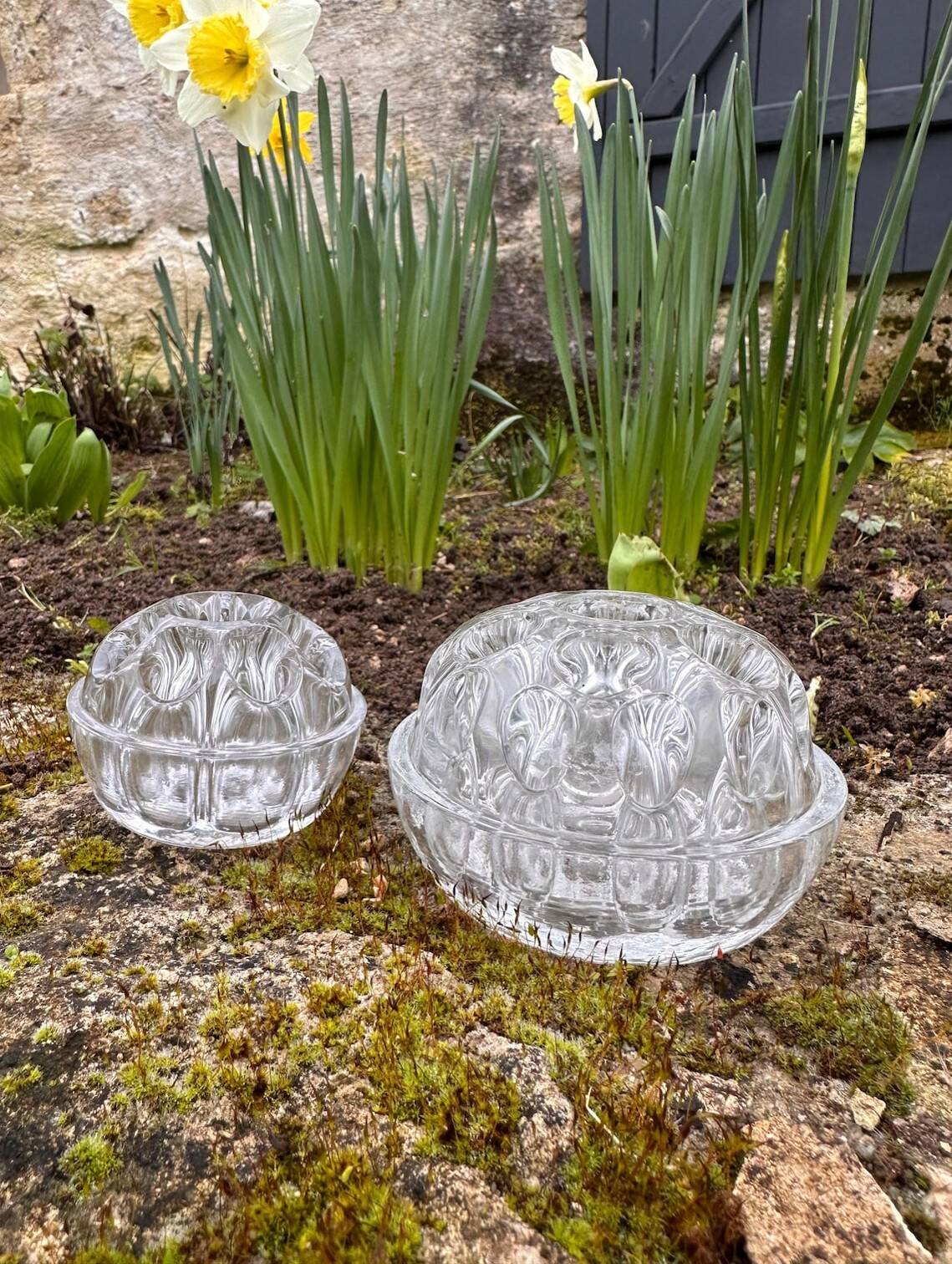 Medium-sized antique flower holder in transparent moulded glass, vintage.
