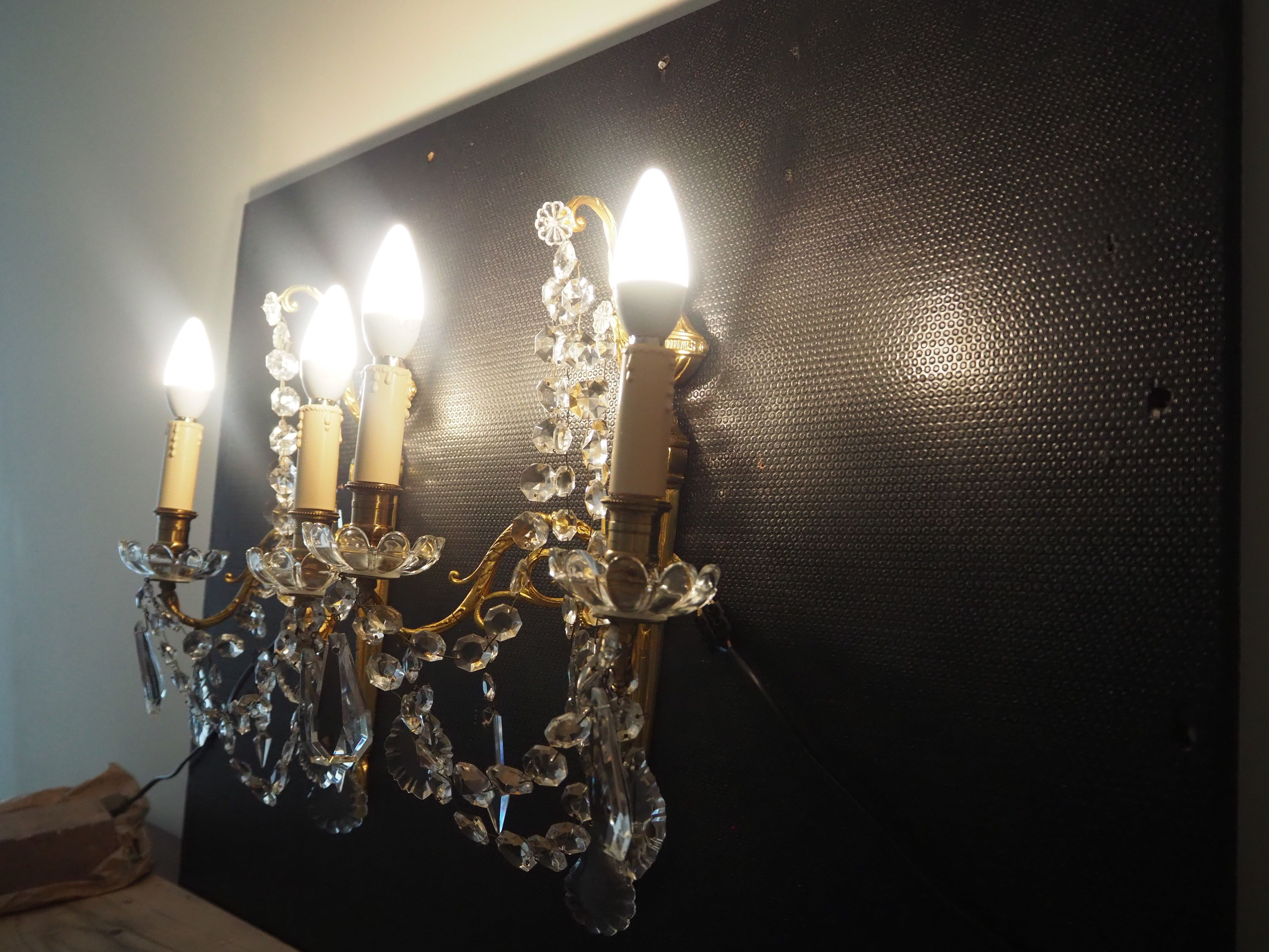 Pair of wall lamps two bronze lights with grapevines and crystal garlands – Louis XV style