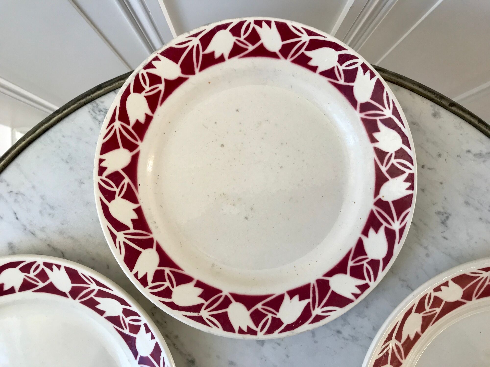 4 flat plates Badonviller tulips burgundy years 30-40