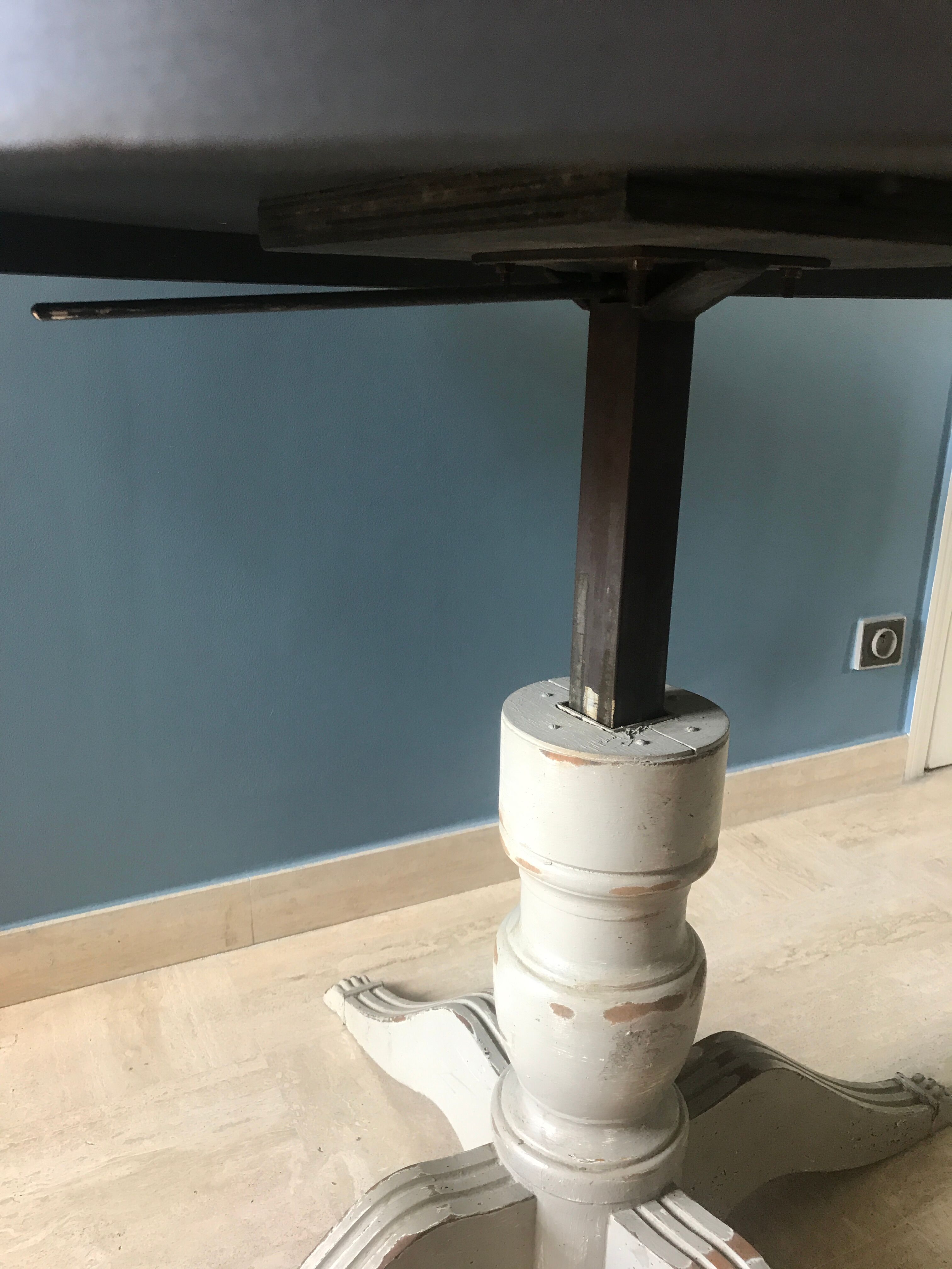 Old round dining table transformable central foot