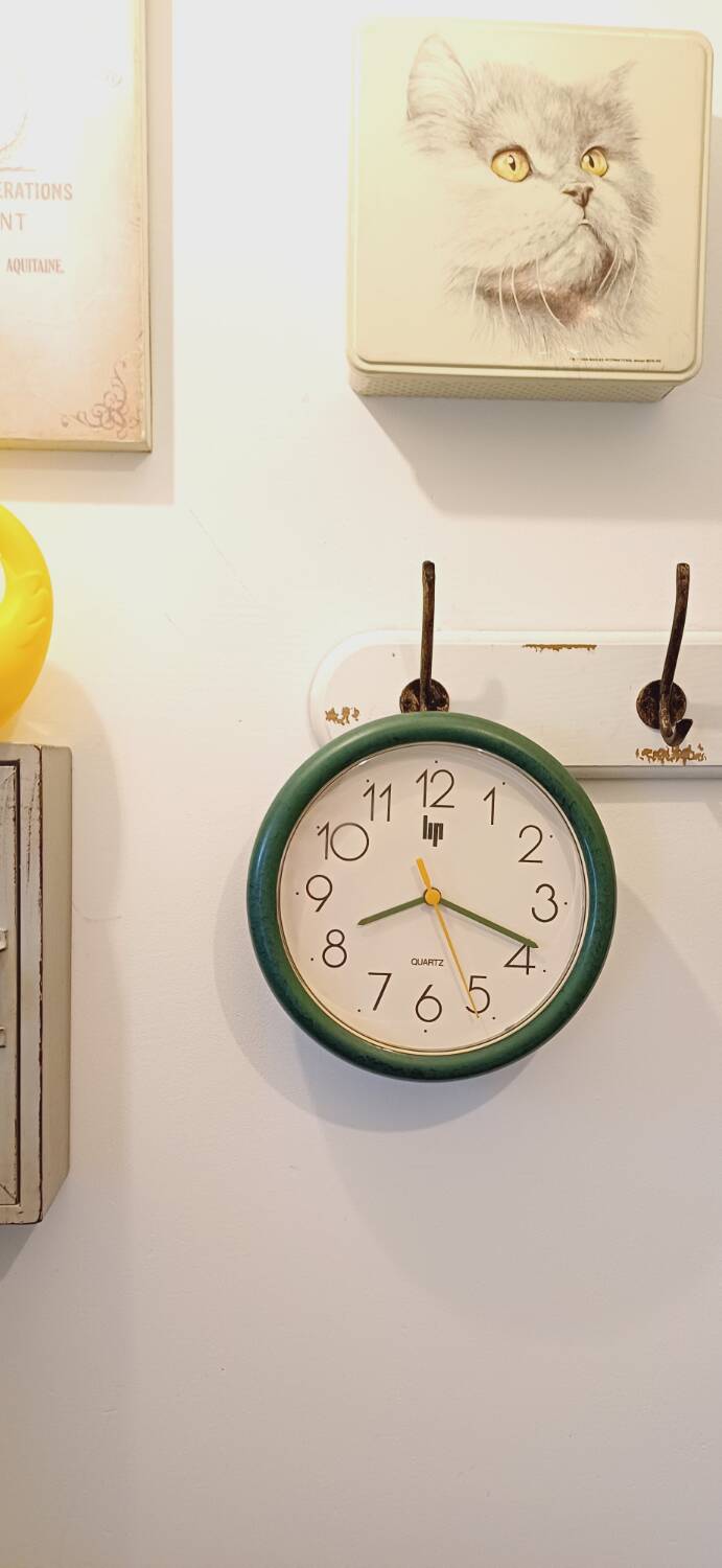 90s lip clock