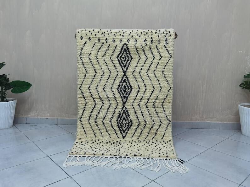 Handcrafted Moroccan rug decorated 250cm x 150cm