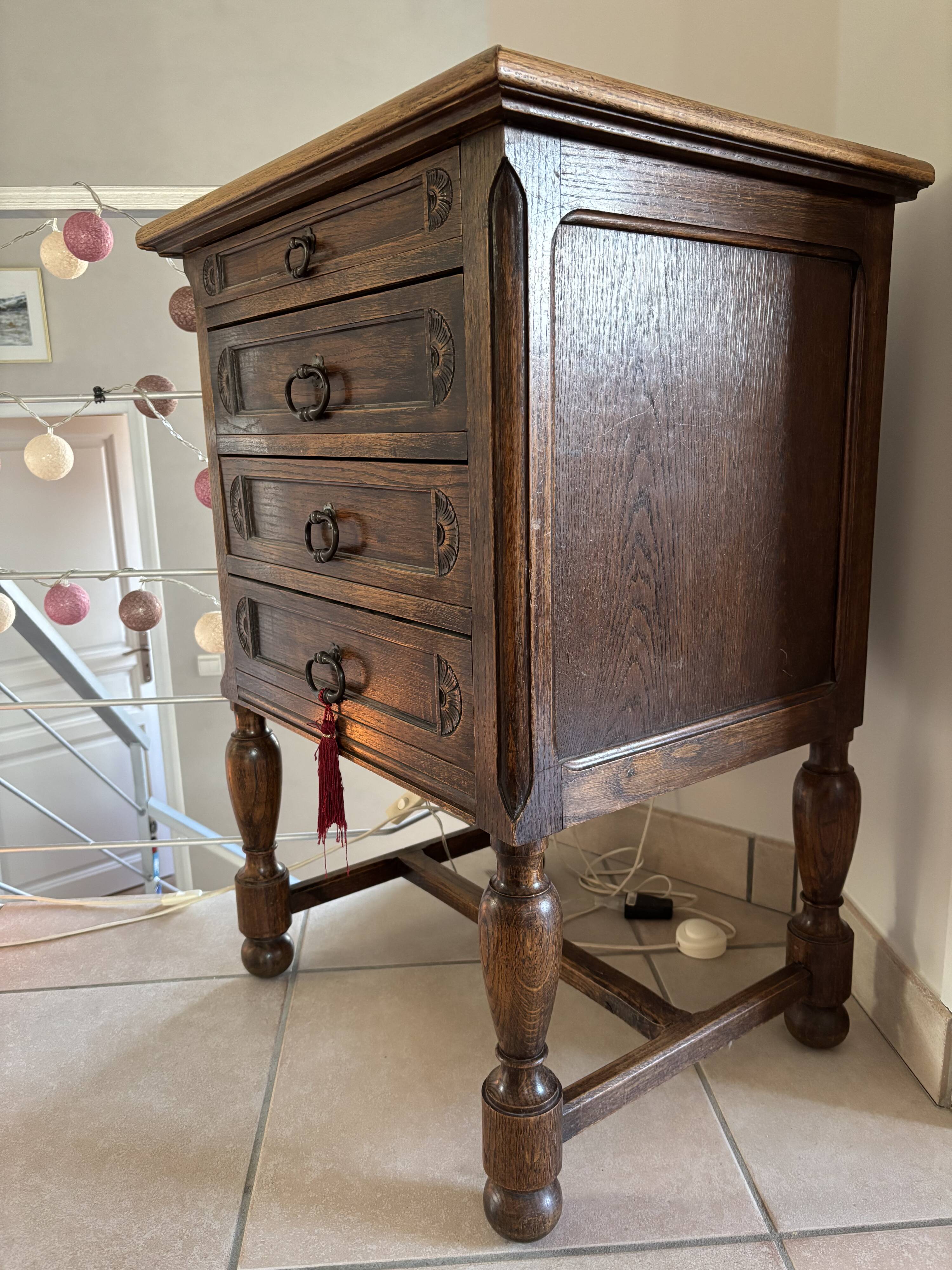 Chiffonier with 4 drawers in carved solid oak in Neo-Tudor English style, 1930.