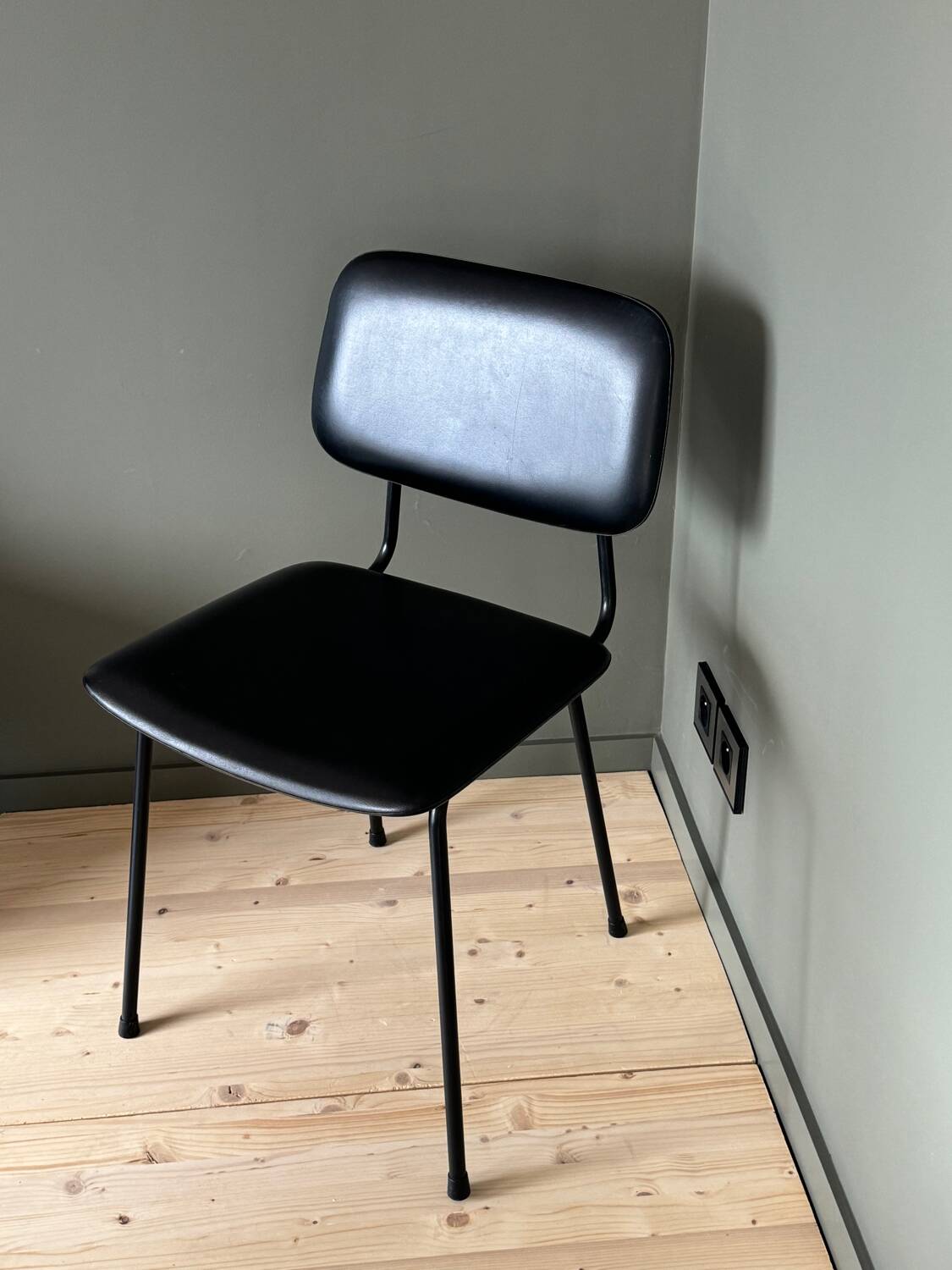 Metal chair and black faux leather, 1950s.