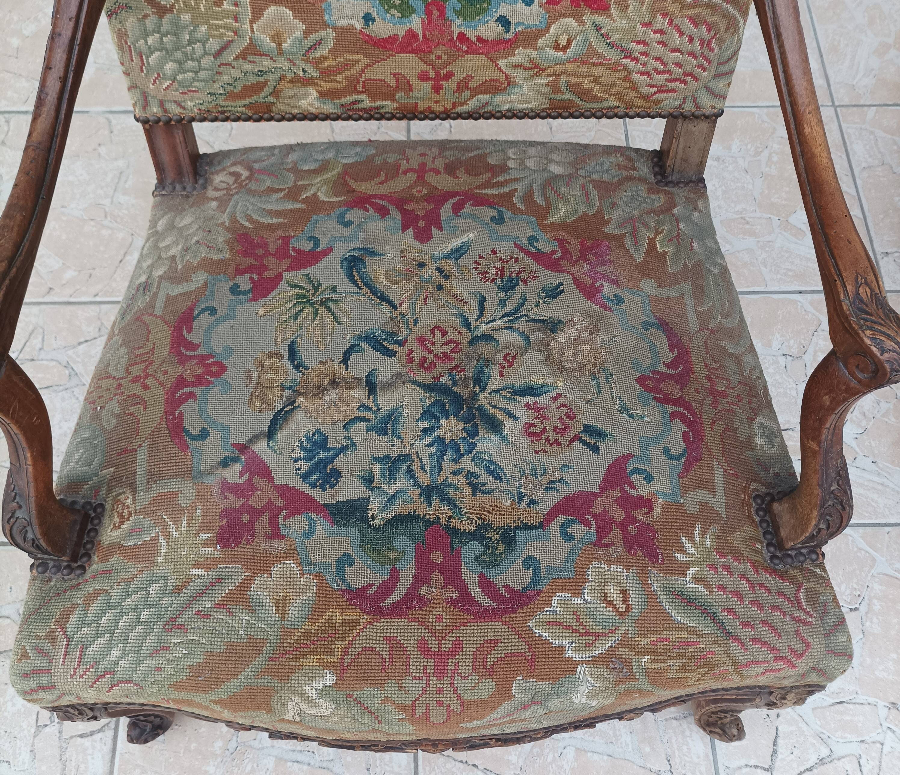 Paire de fauteuils Régence en noyer sculpté