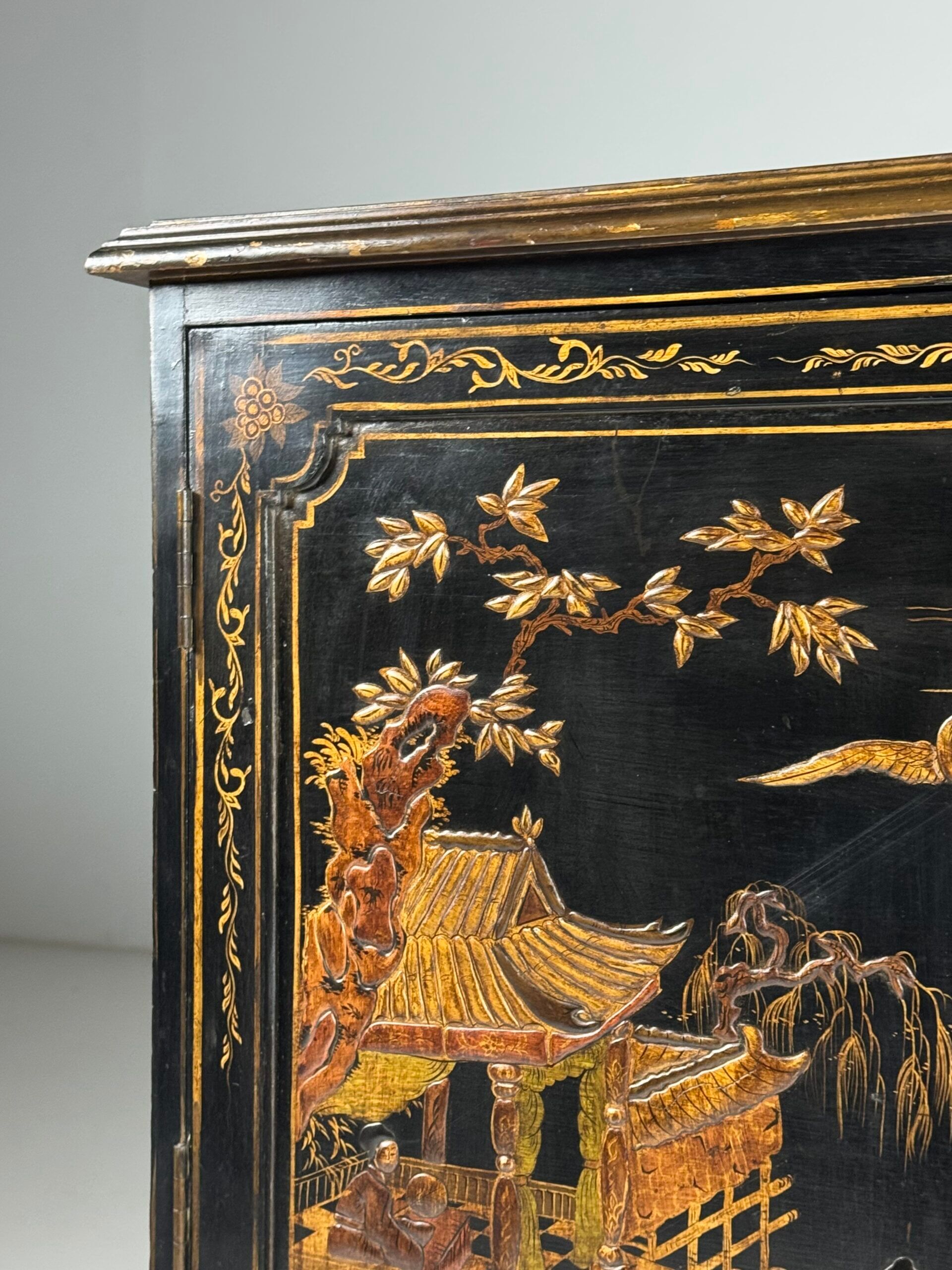 Cabinet laqué chinoiserie du 20e siècle anglais
