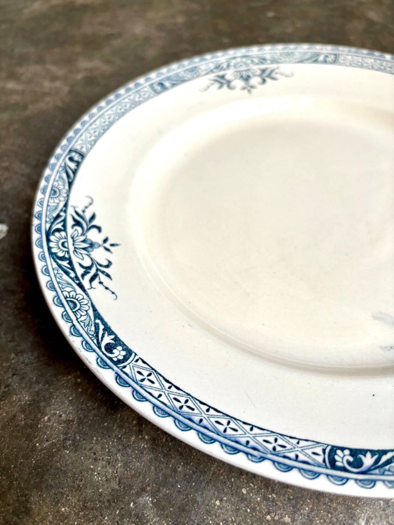 Longchamp flat plate in iron earth, “Lily” service