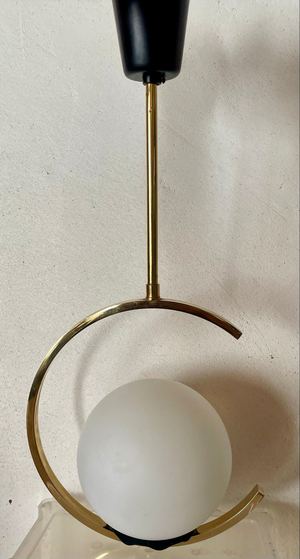 Suspension mid-century laiton et verre opalin
