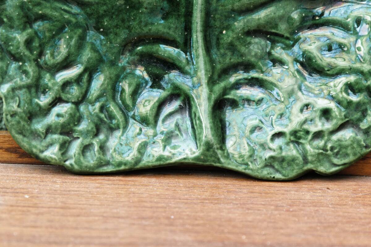 Cabbage leaf dish in slip, Aejitma, Vallauris