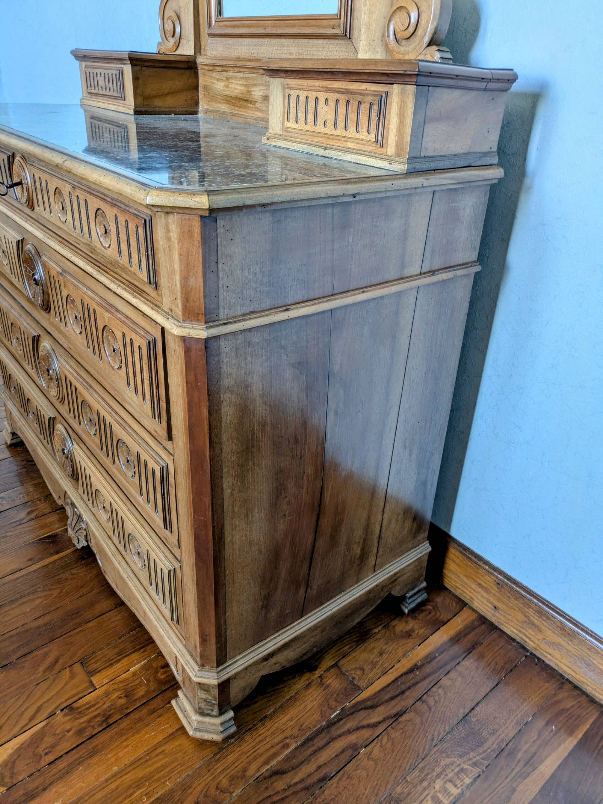 Dressing table in fine walnut from the 19th century.