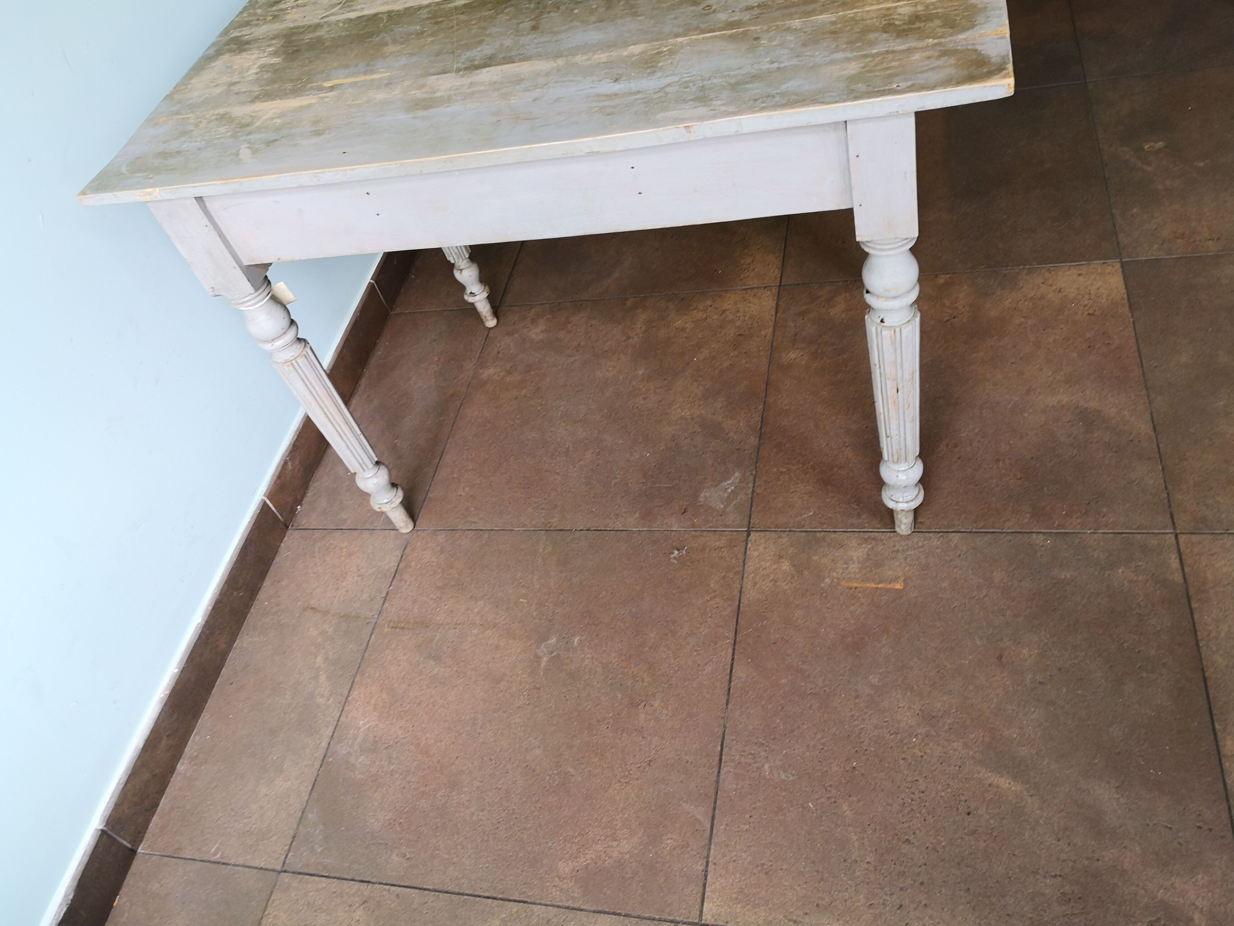 Table en bois bureau patine grise