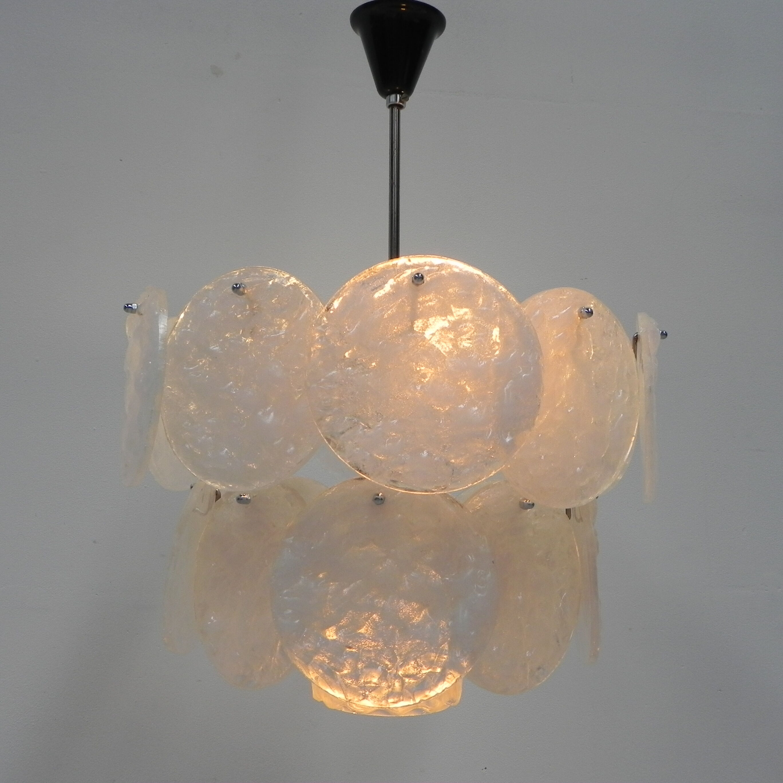 Frosted ice hanging lamp with 18 plastic discs