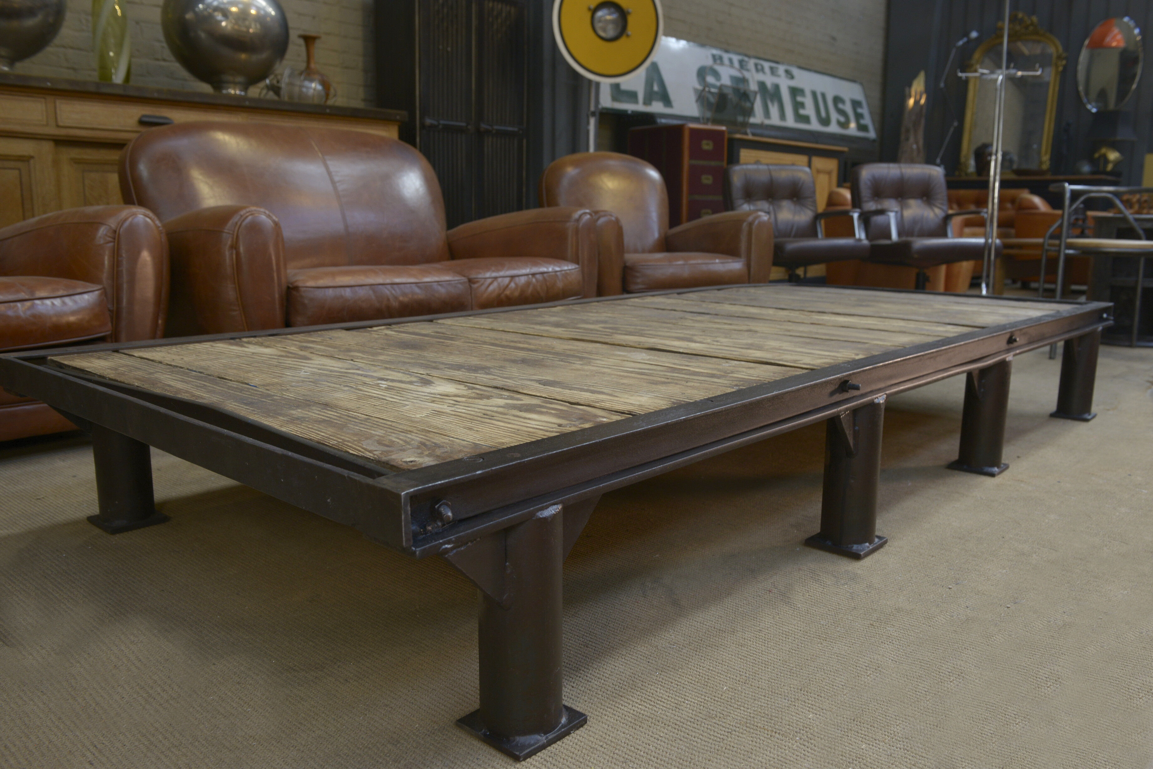 Table basse industrielle en métal et sapin 1950