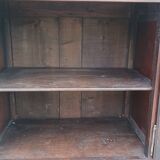 Homme debout bressan armoire