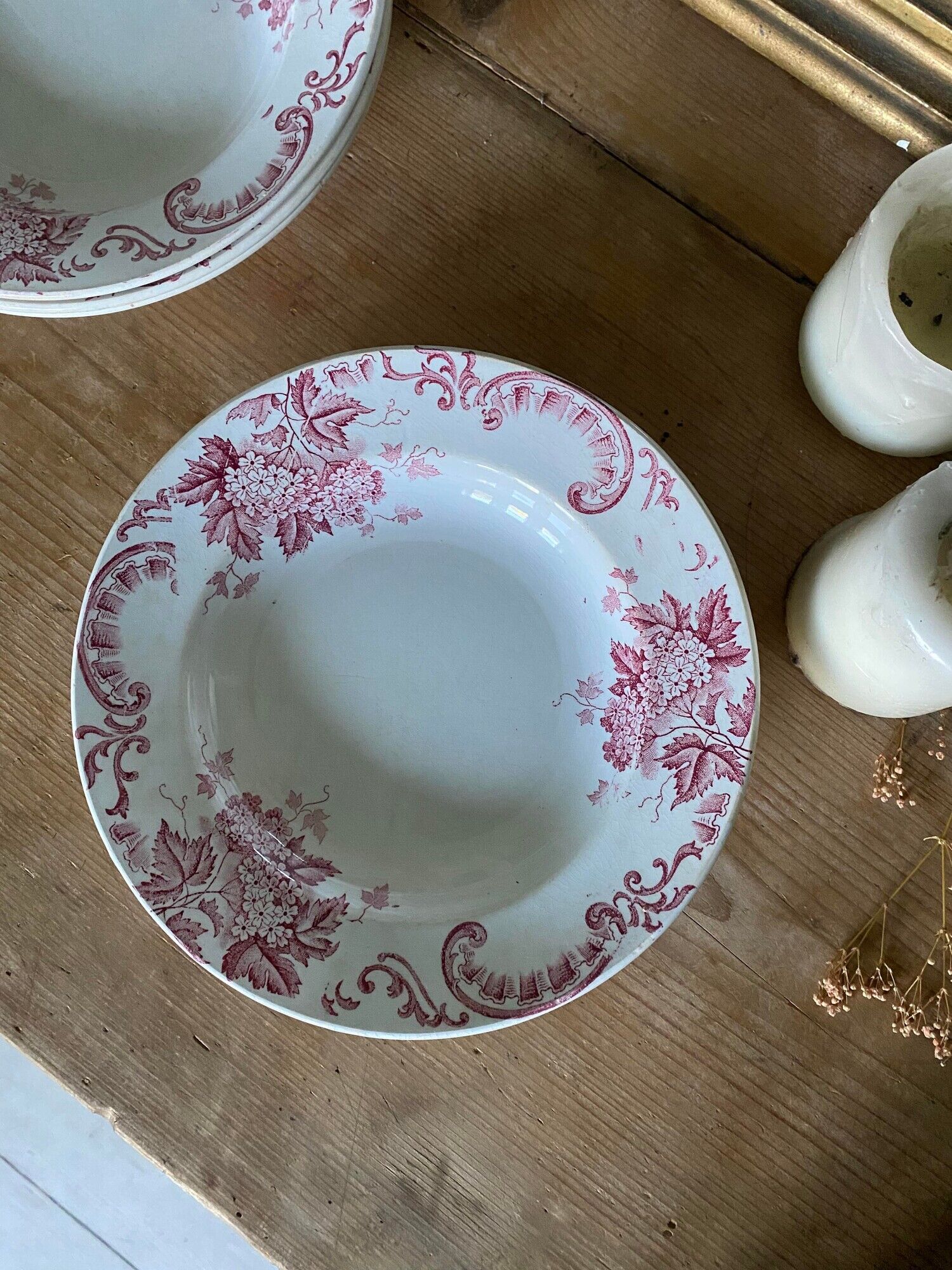 Set of 4 old plates hollow in pink iron earth, Snowball Saint-Amand