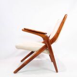 Fauteuil fabriqué en bois foncé poli et tissu clair par Arne Hovmand-Olsen des années 1960