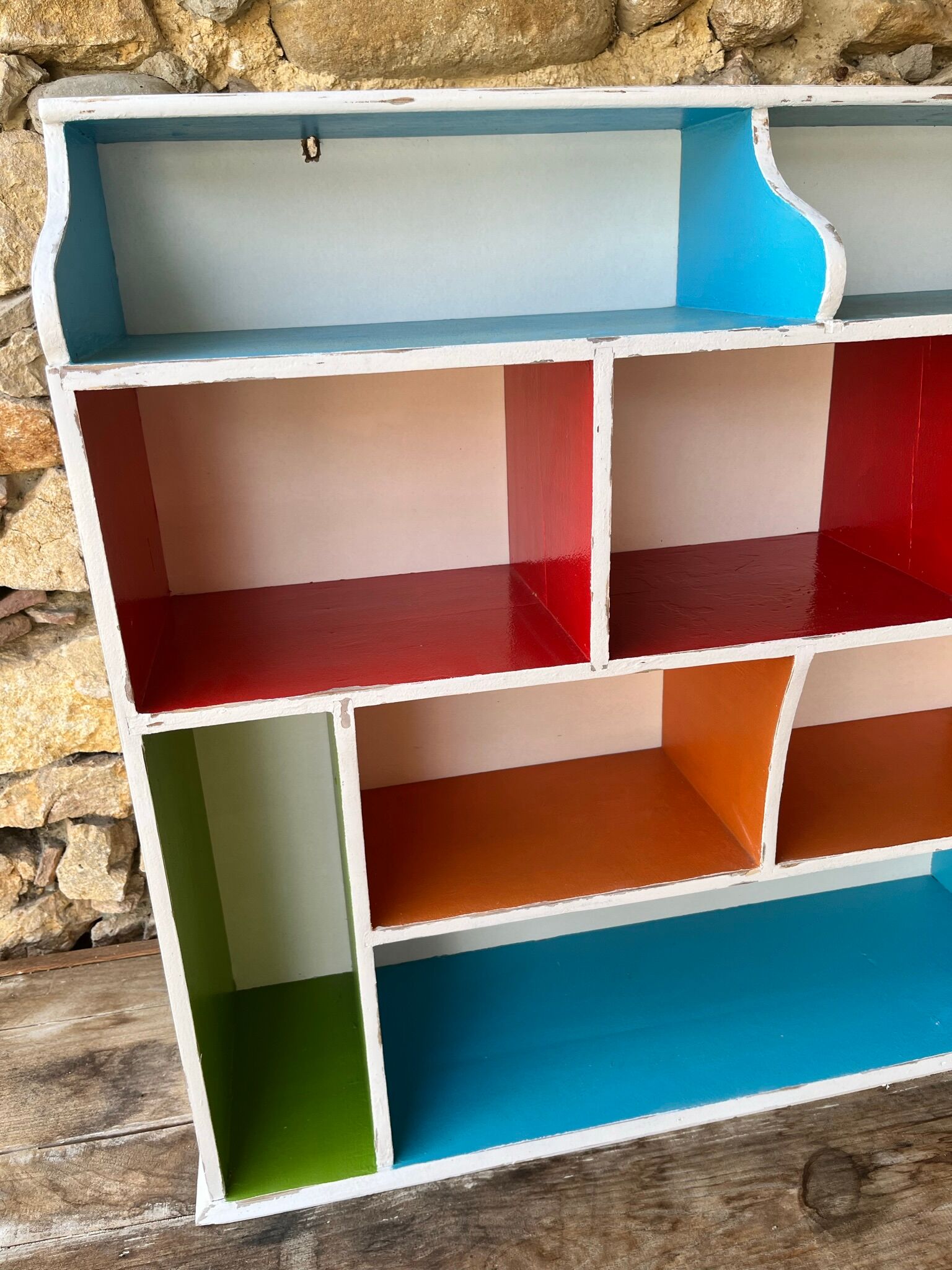 Wall-mounted or free-standing wooden locker shelf