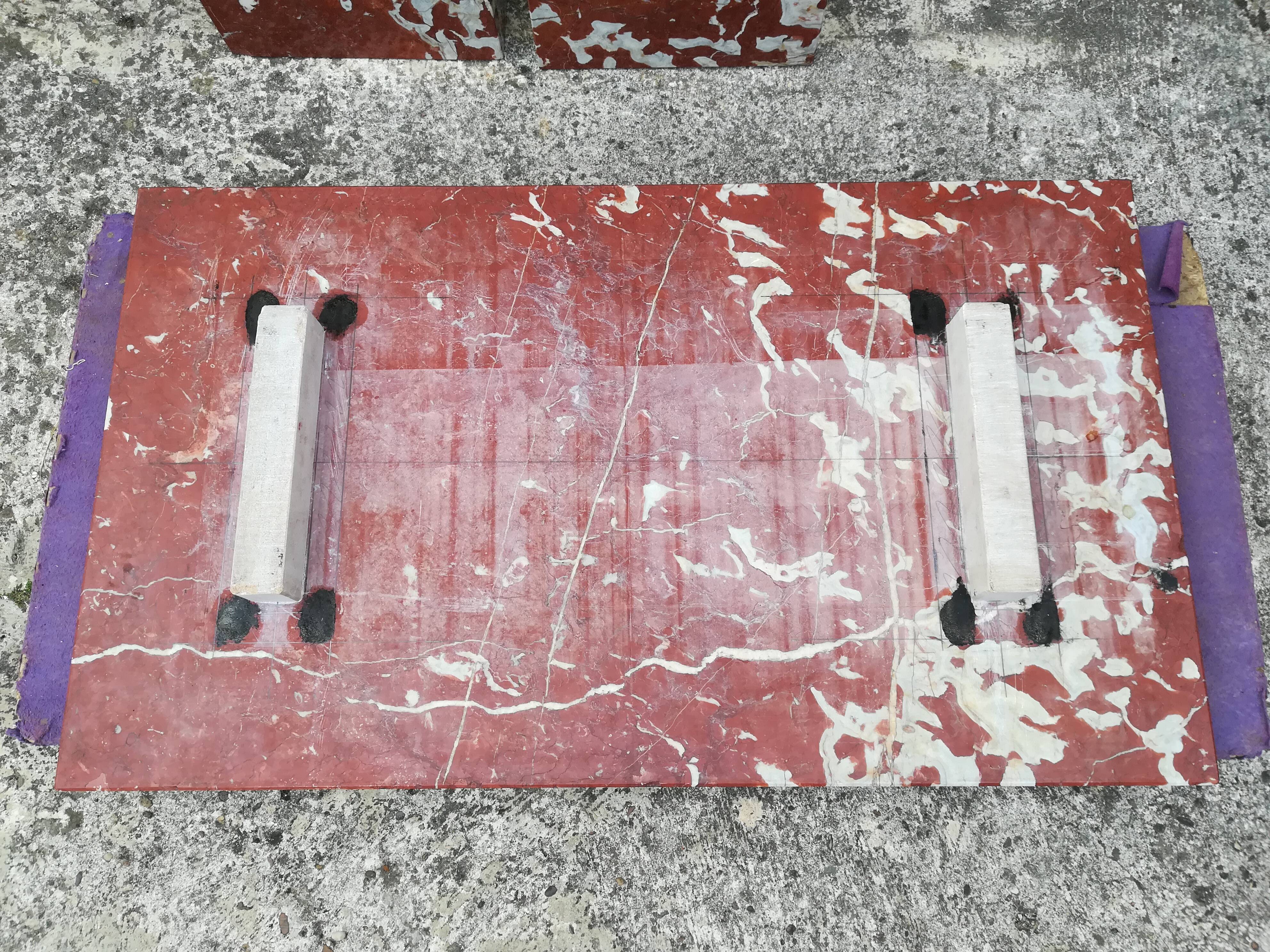 Table basse en marbre rouge