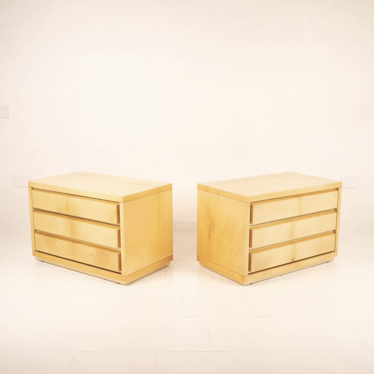 Paire de tables de nuit vintage en parchemin par Aldo Tura, années 1960.