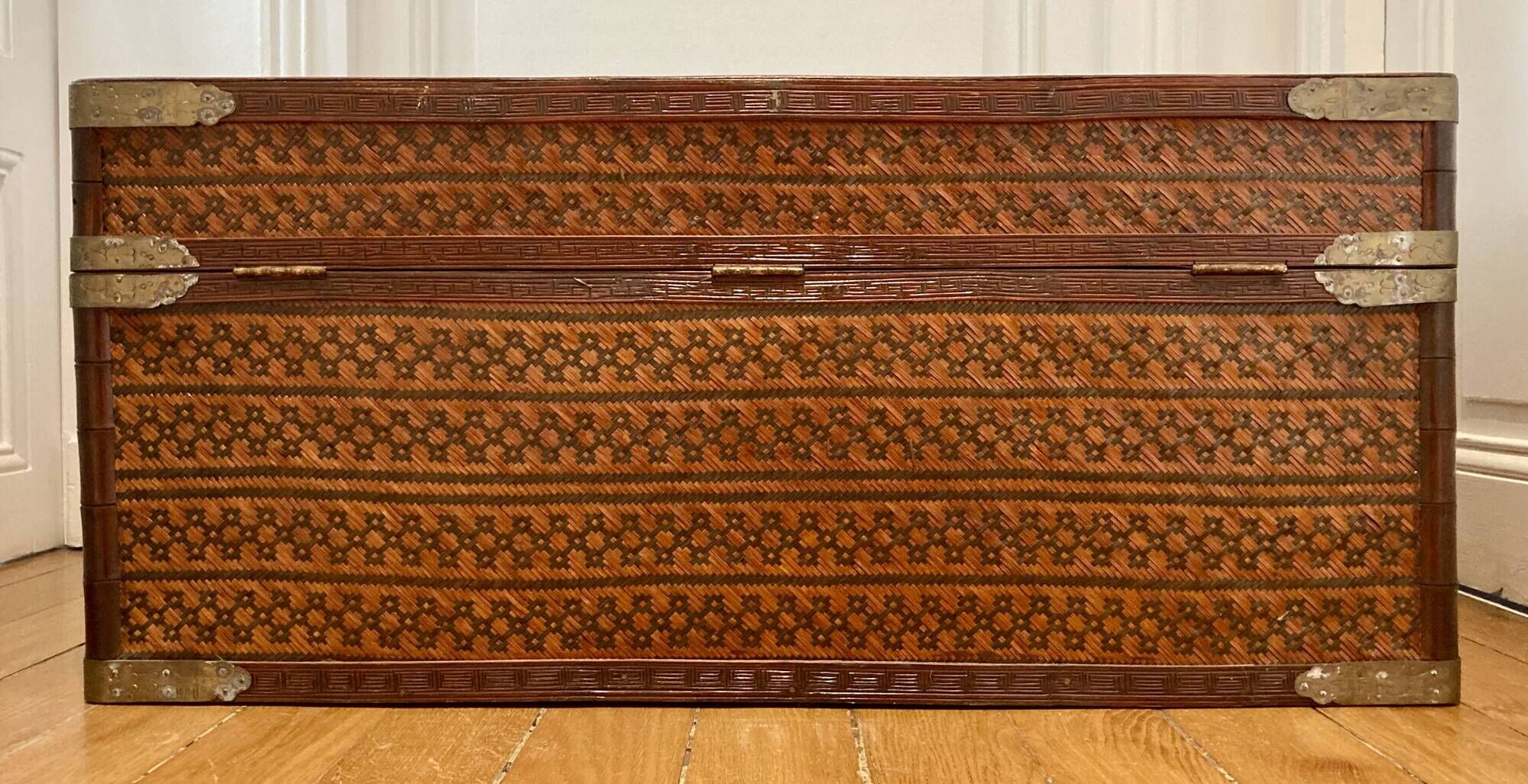 Beautiful vintage Chinese trunk in wicker, black and gold lacquered wood, and brass.