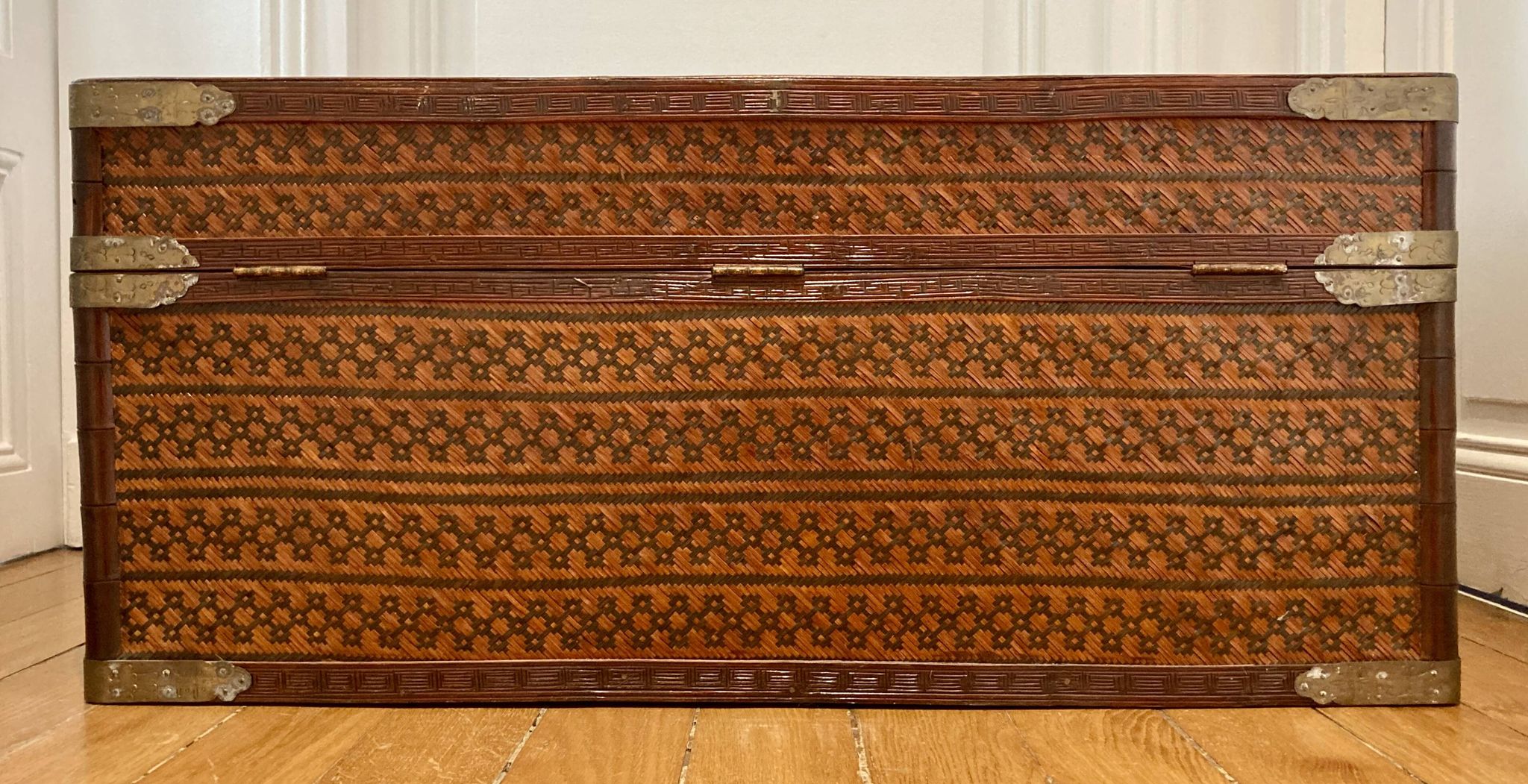 Beautiful vintage Chinese trunk in wicker, black and gold lacquered wood, and brass.