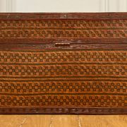Beautiful vintage Chinese trunk in wicker, black and gold lacquered wood, and brass.