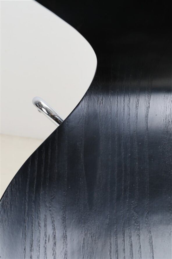 Black "3107" / "Series 7" chair by Arne Jacobsen for Fritz Hansen / Danish mid-century modern design