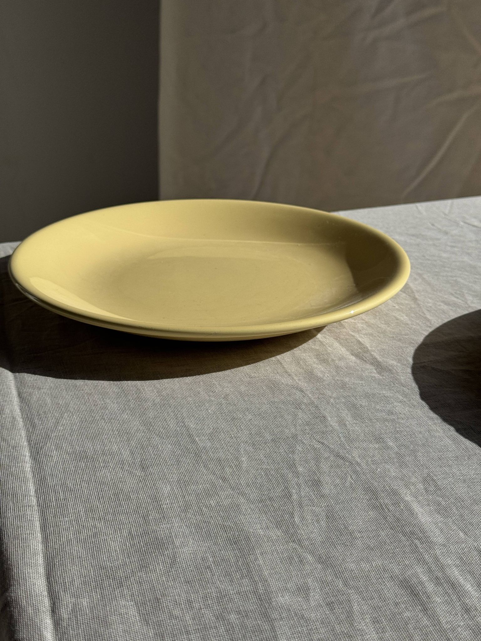 Lot de 2 grandes assiettes jaunes sans marque D25,5