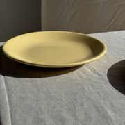 Lot de 2 grandes assiettes jaunes sans marque D25,5