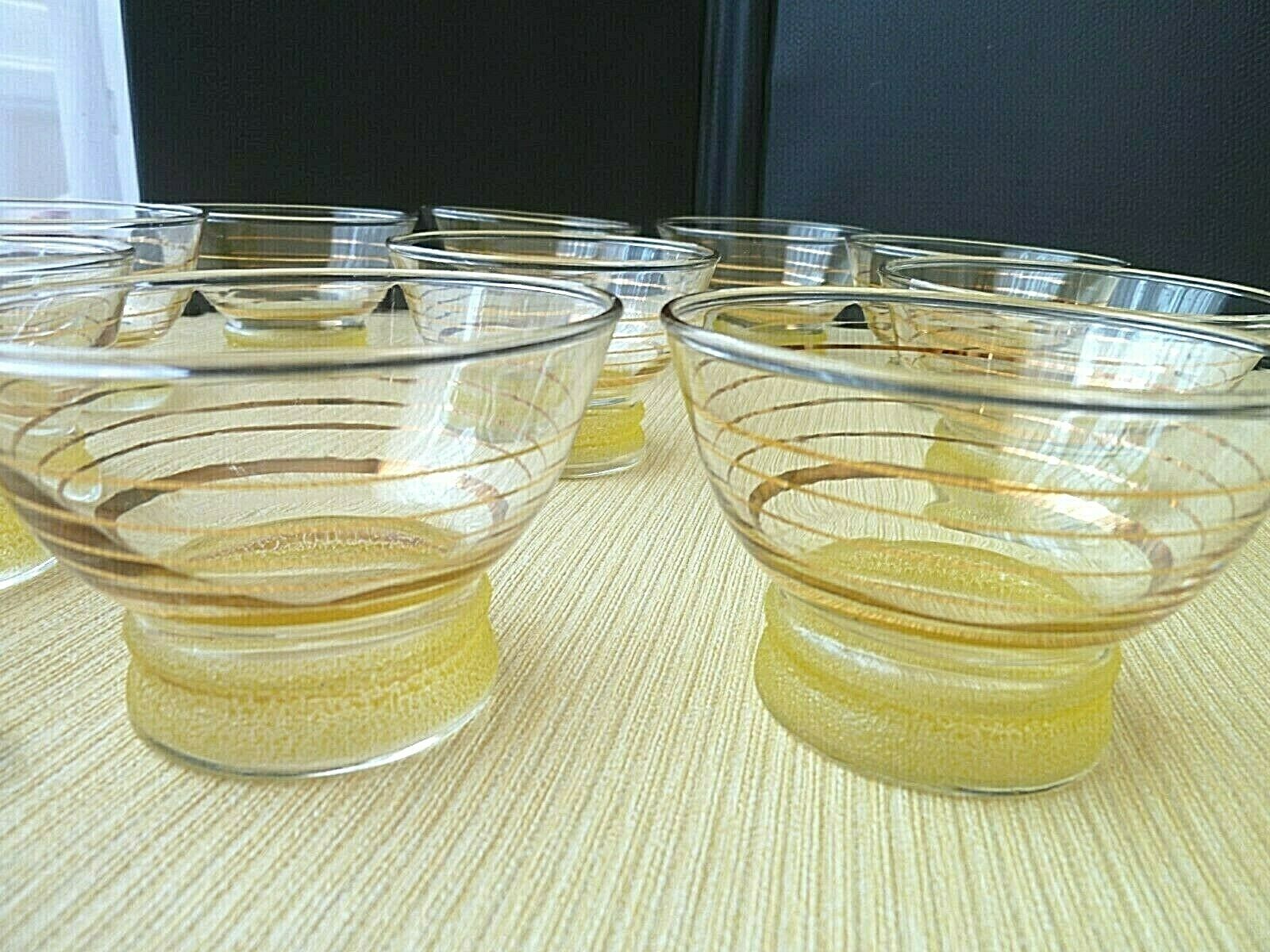 Set de 10 coupes vintage décor granité jaune et filets or