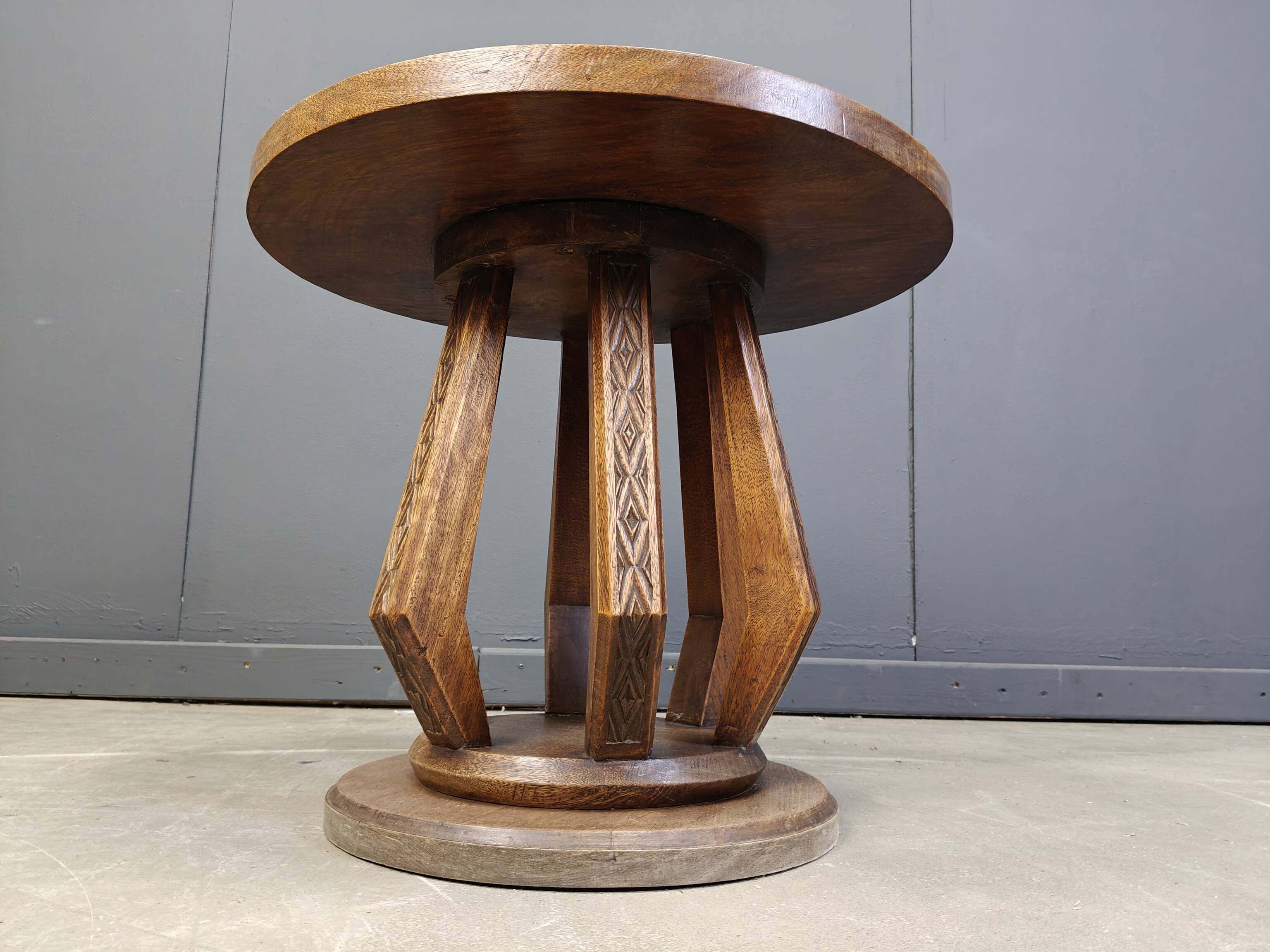 Fauteuil de chef cérémoniel africain avec table, en bois sculpté à la main, années 1960