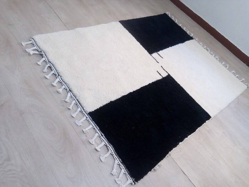 Handwoven black and white Berber rug from the Oued Zam, size 160 x 240 cm