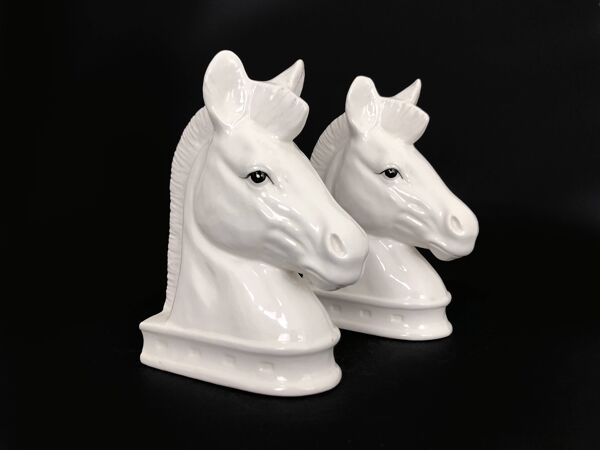 Paire de serre-livres chevaux vintage en céramique blanche à lester. Années 80