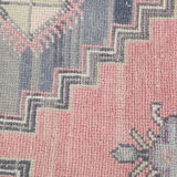 Tapis turc en laine rose poussiéreux
