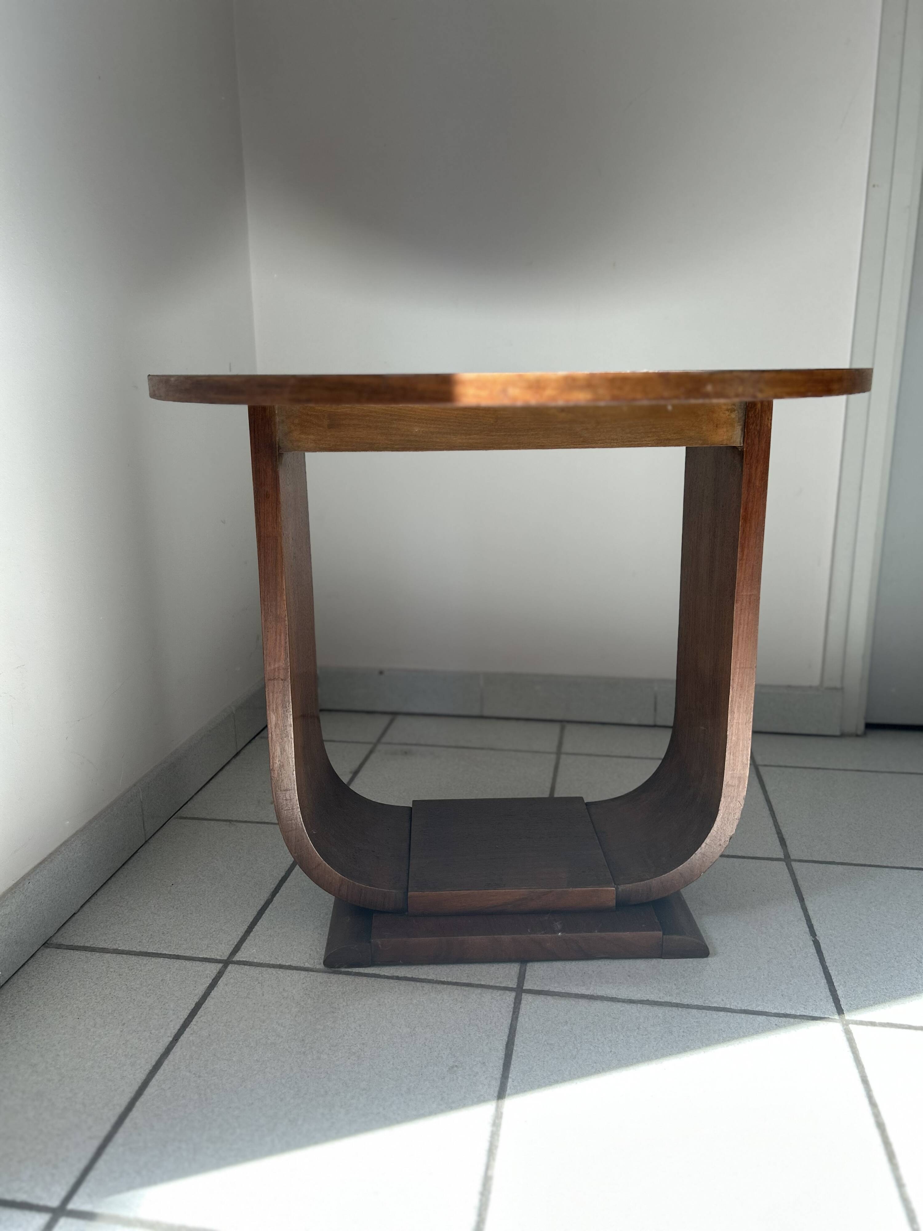 Round coffee table