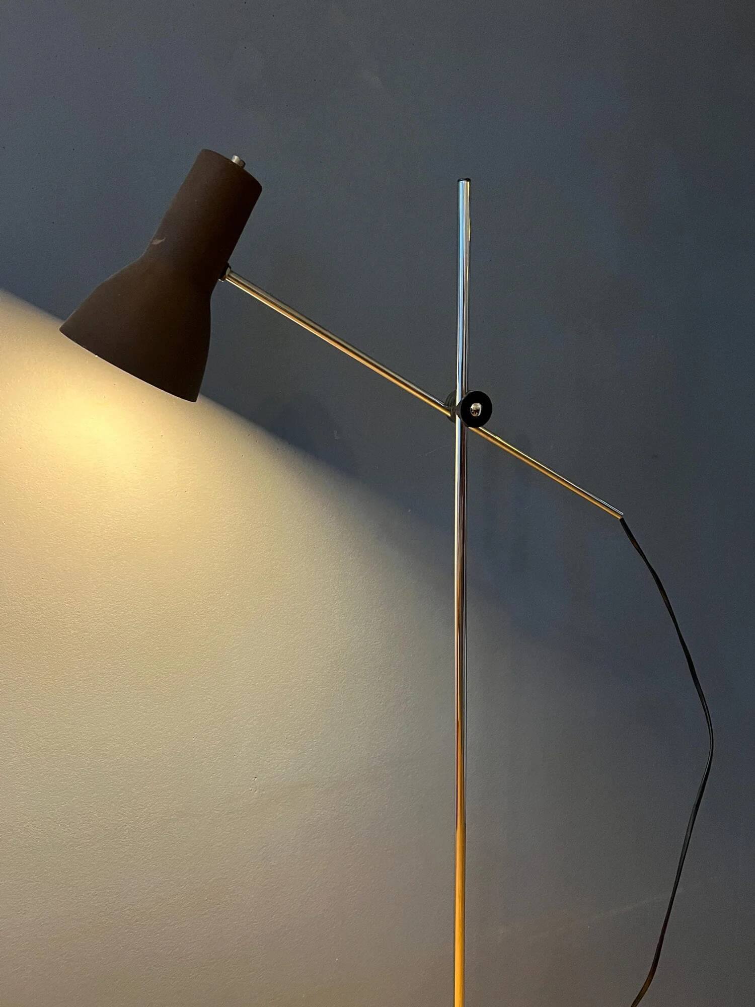 Lampadaire marron réglable du milieu du siècle