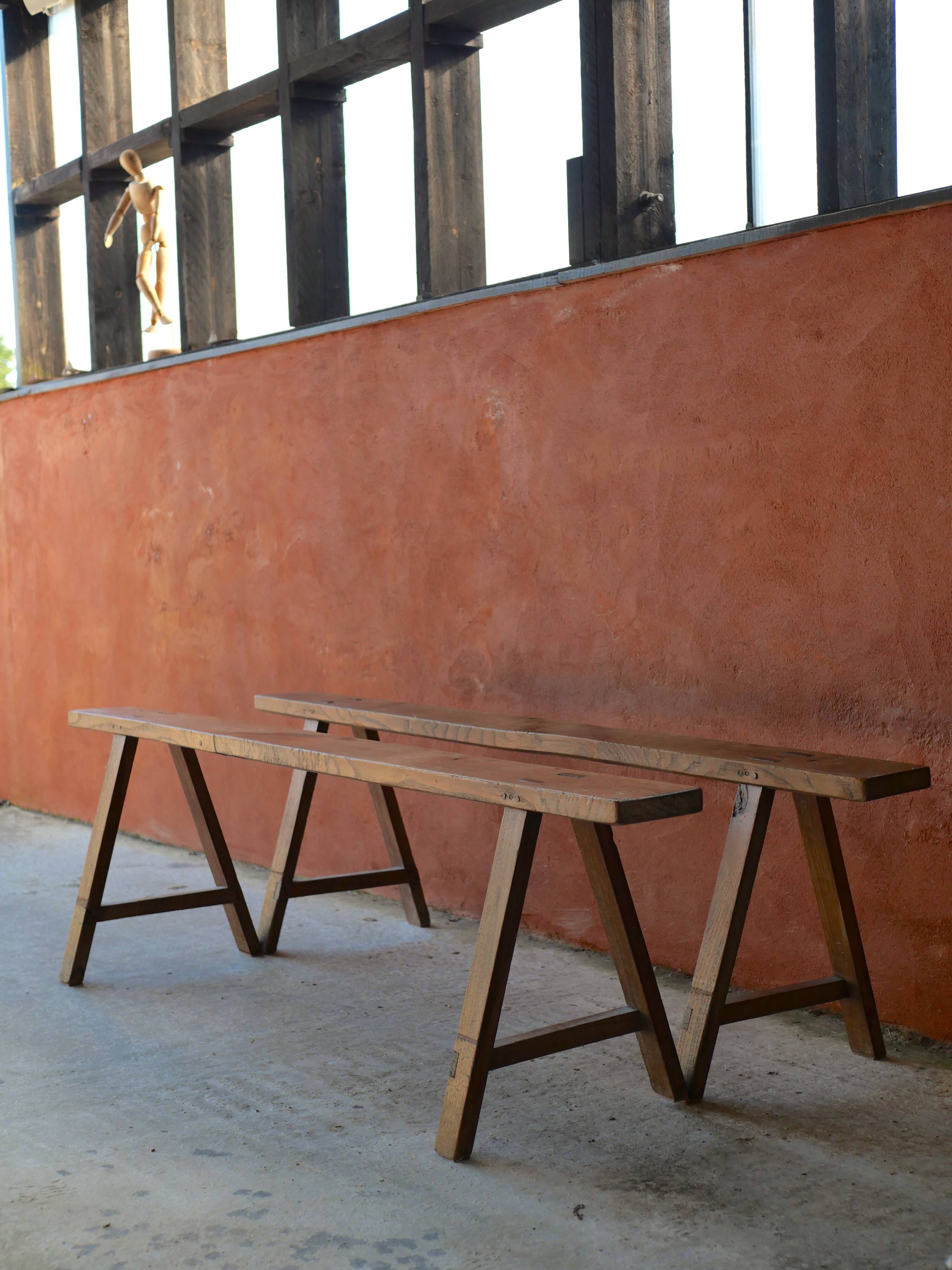 Paire de bancs de ferme en bois