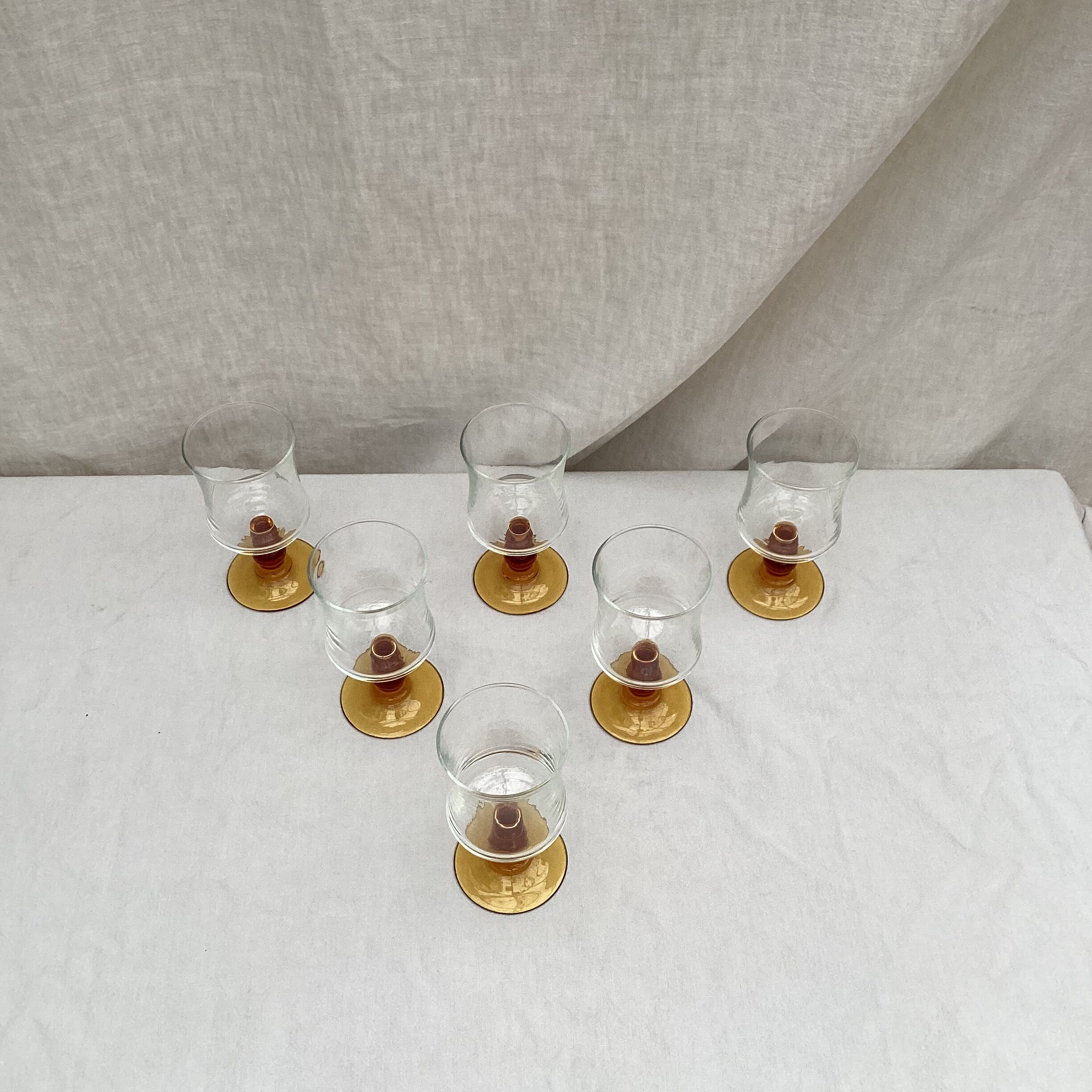 Lot de six verres à  pied estampillé France  dimension : hauteur -14cm- diamètre -7cm-