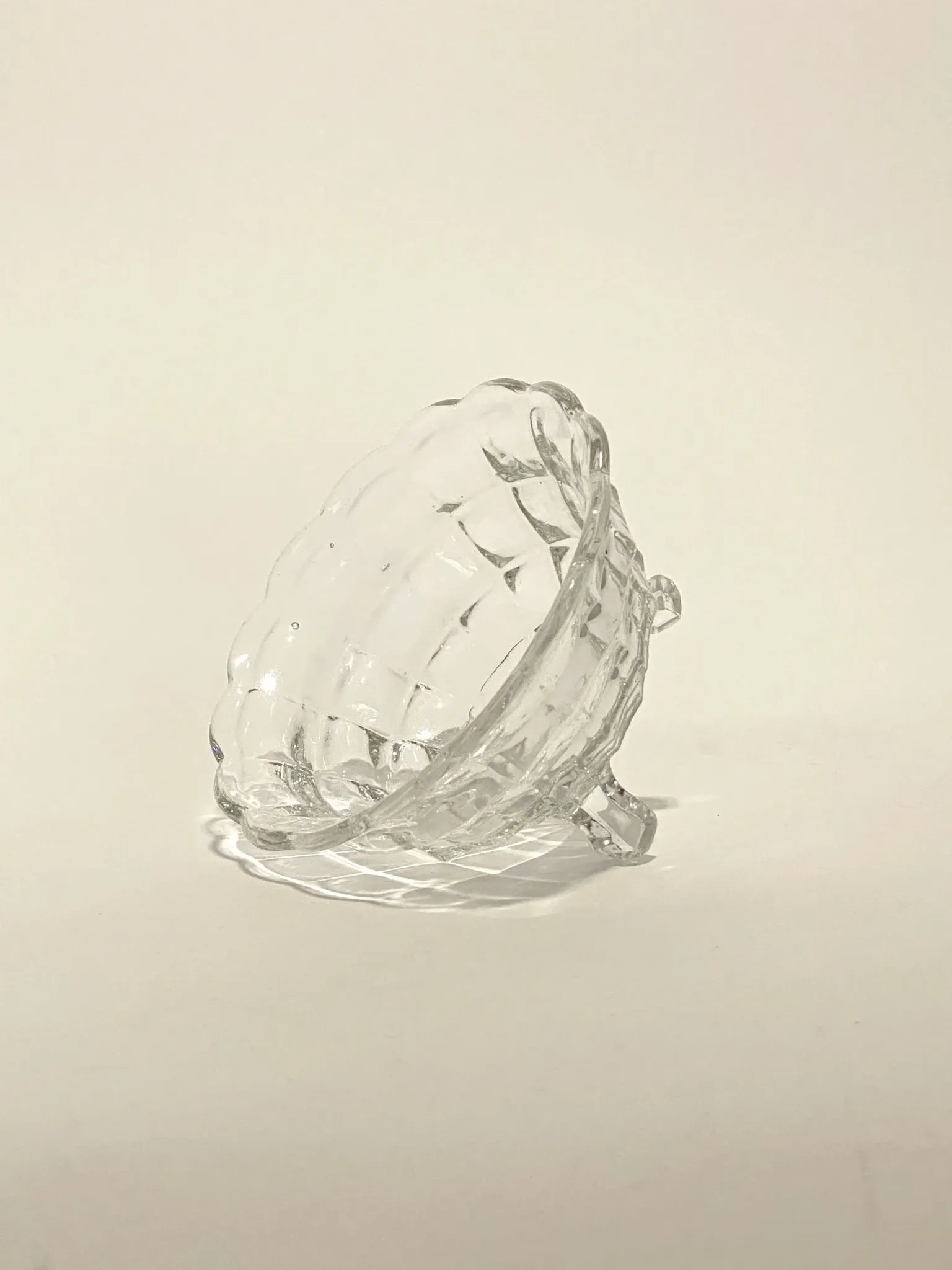 Bonbonnière tripode en verre ciselé