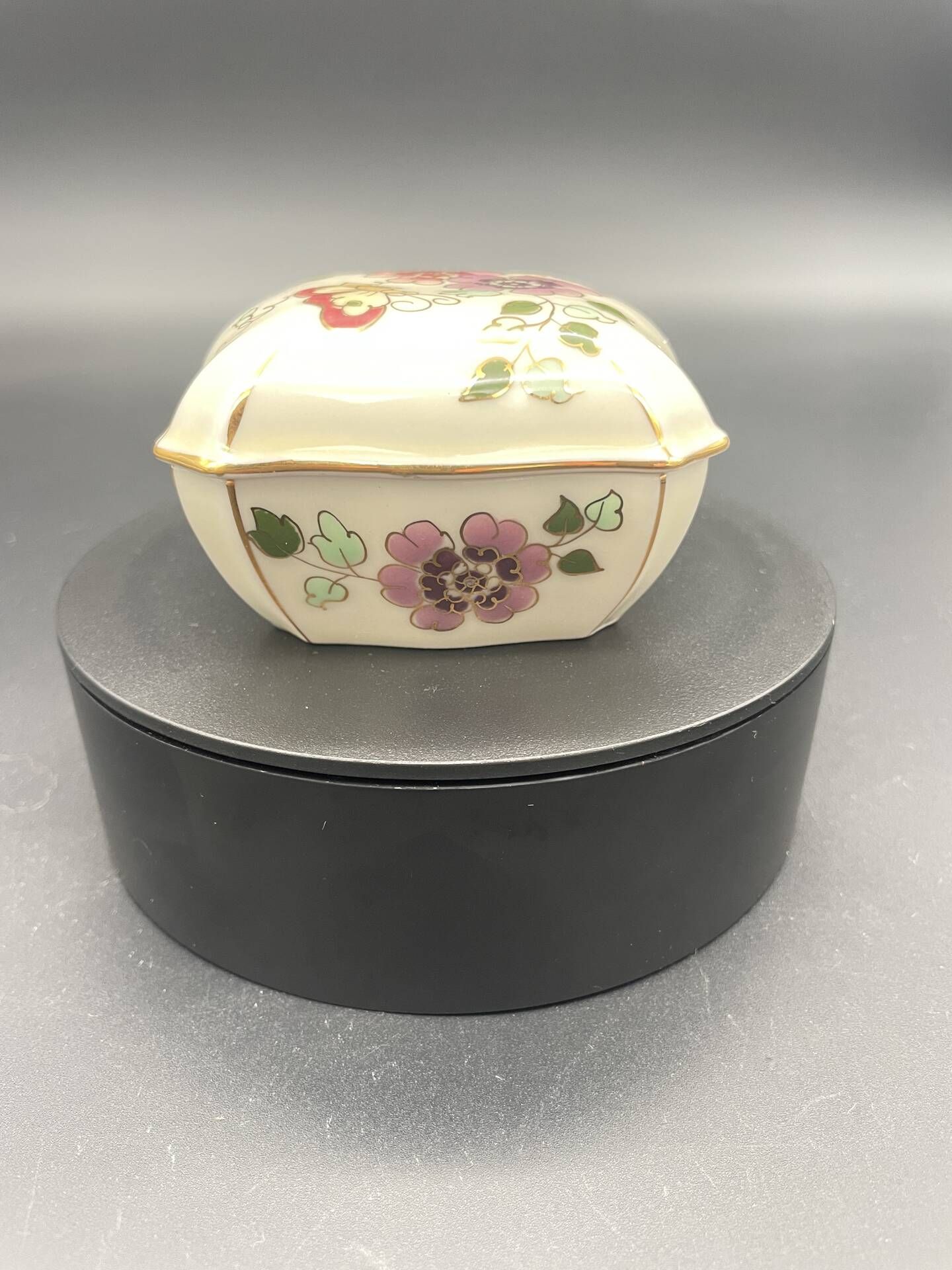 Vintage porcelain jewellery box Zsolnay Pécs, hand-painted, d