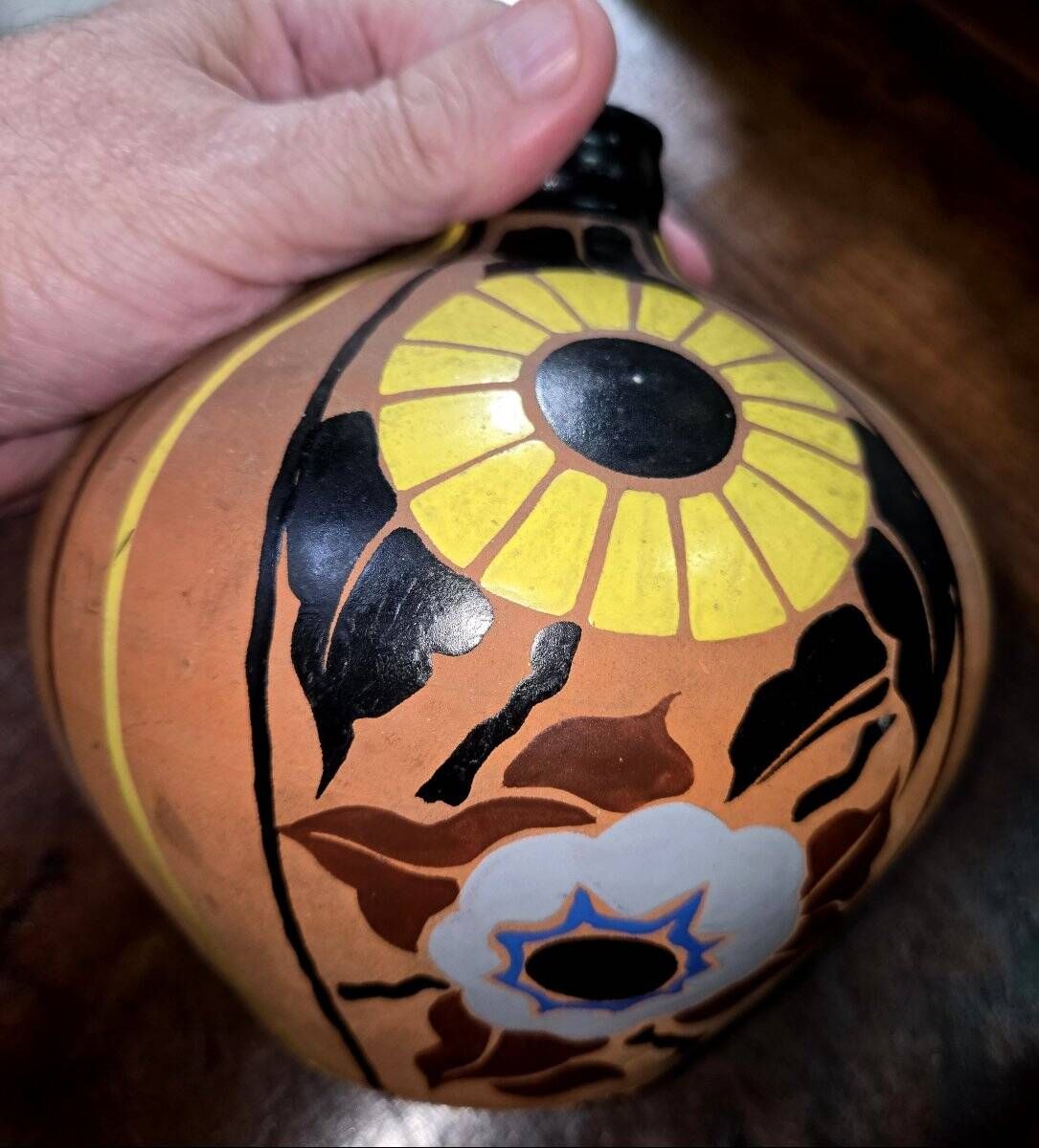 Mael: round ceramic vase from the Art Nouveau period with painted decoration.