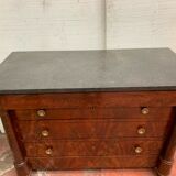 Commode d'époque Empire a colonnes détachées XIX siècle Commode acajou flammé