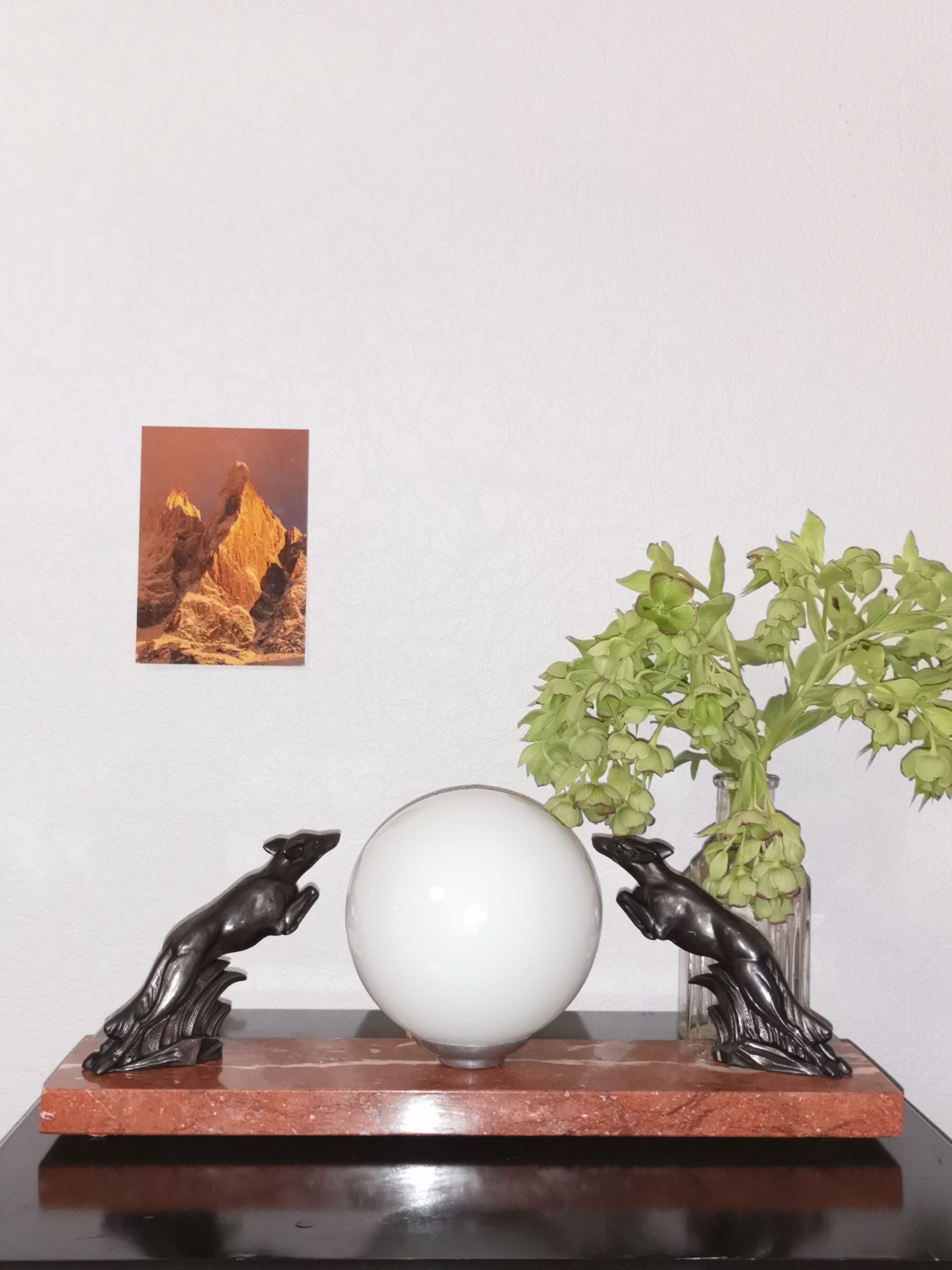 Art deco lamp, marble, globe, opaline and greyhounds in regulation, 1930