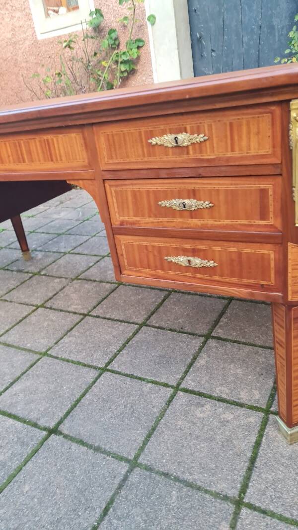 Napoleon III period desk in marquetry from the 19th century.