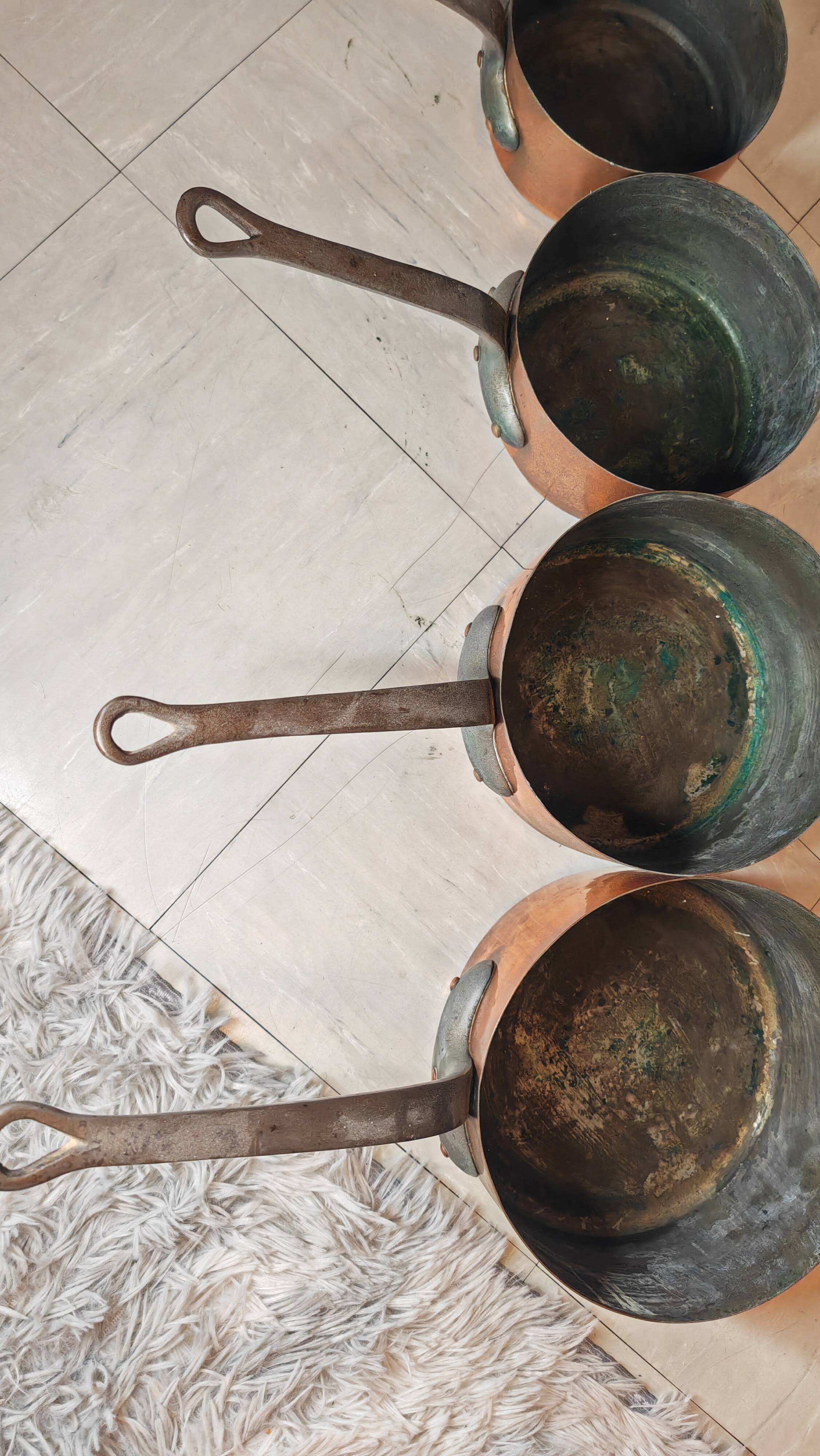 Lot de 7 casseroles en cuivre / manche en laiton