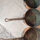 Lot de 7 casseroles en cuivre / manche en laiton