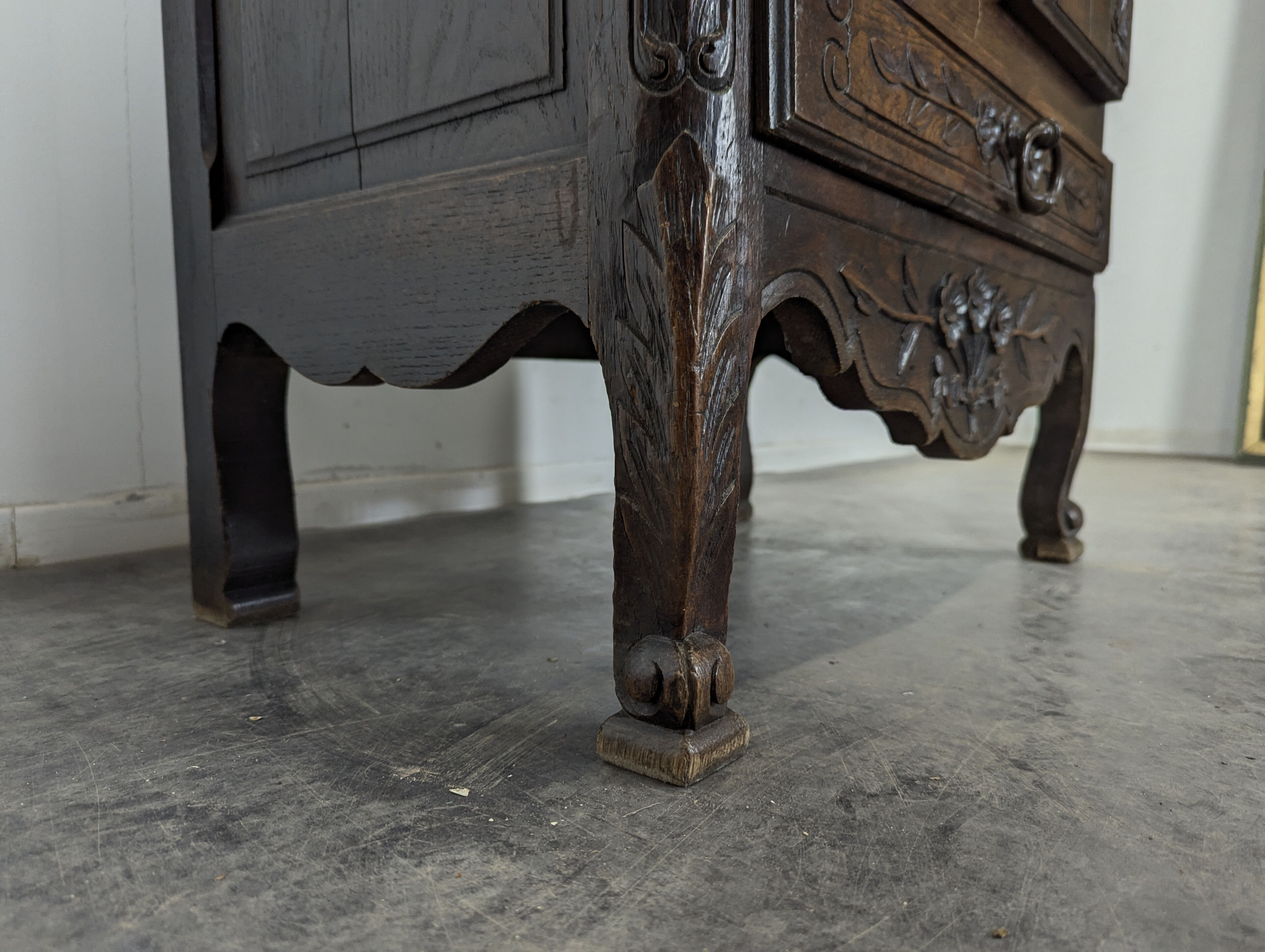 Provençal-style silver bonnet in walnut